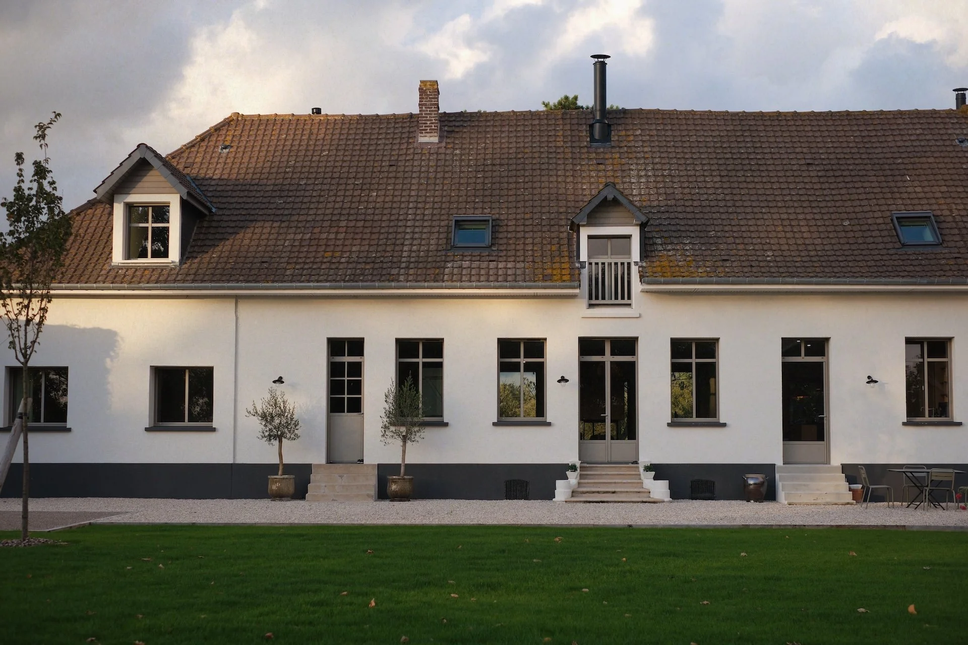 Grande maison de campagne aux nombreuses fenêtres et pelouse verdoyante — domaine d'exception pour une retraite yoga en France