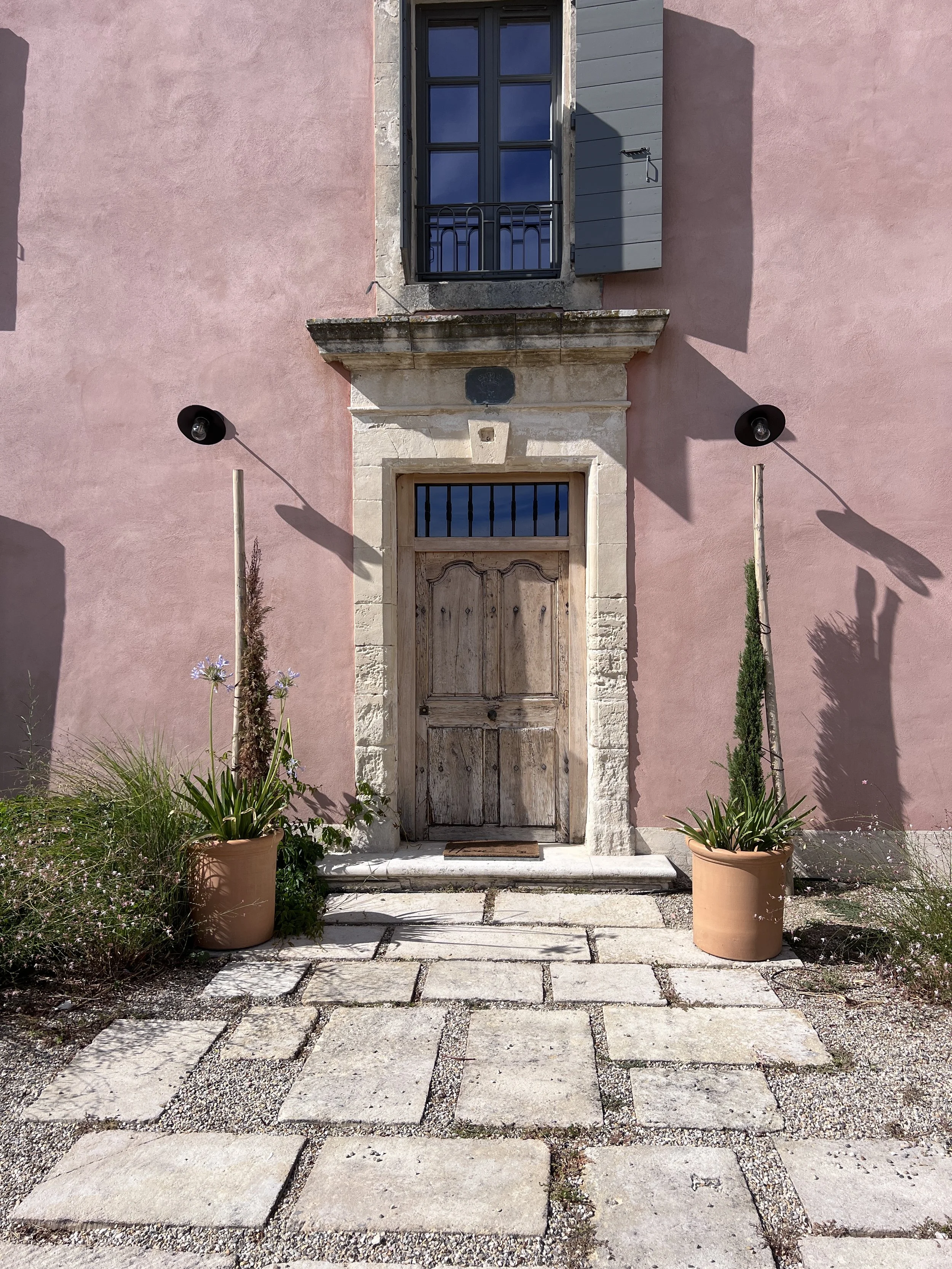 porte extérieure en bois ouvrant sur un lieu paisible, symbole d’accueil et de sérénité pendant la retraite yoga et nutrition en Drôme Provençale