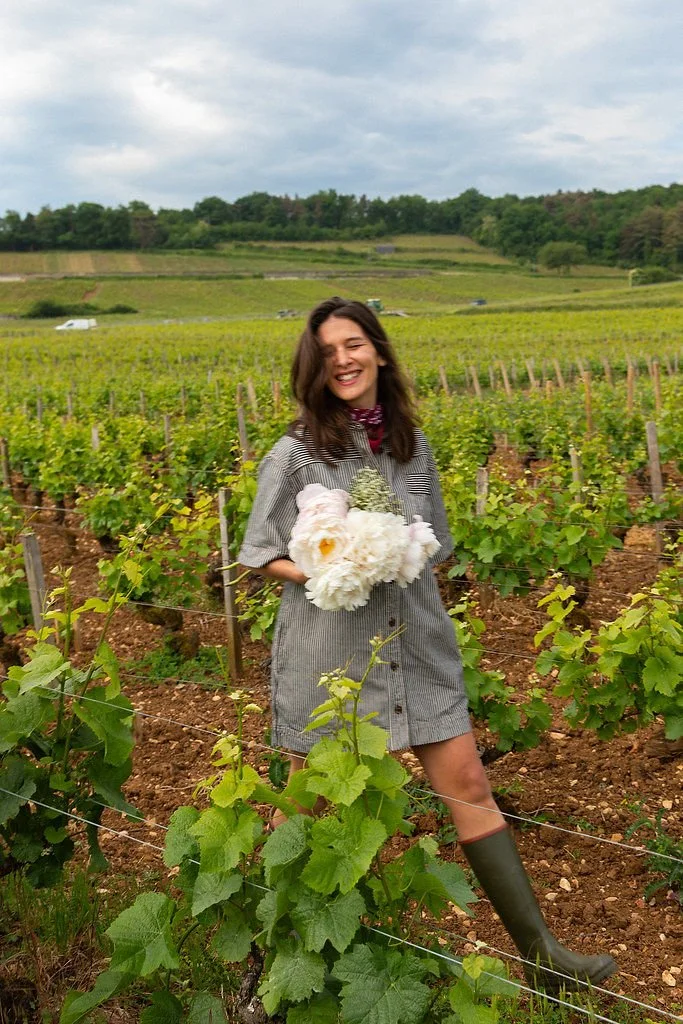 Atelier floral et cueillette dans les vignes biodynamiques de Bourgogne, moment phare du séjour yoga, vin naturel et reconnexion à soi