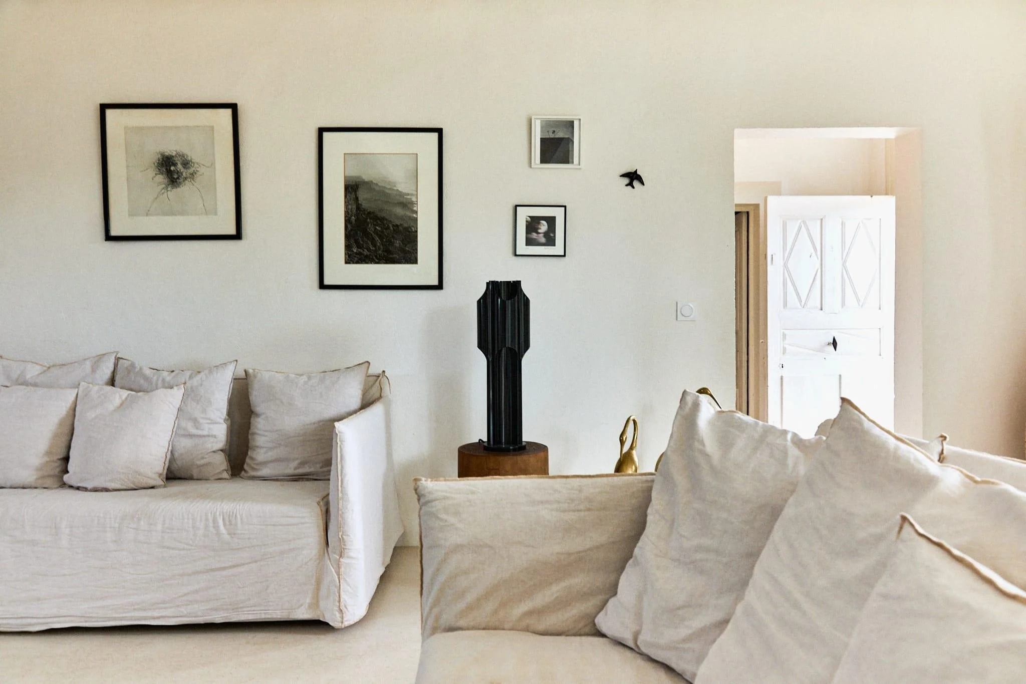 Salon chaleureux et apaisant de la retraite bien être féminin, idéal pour les temps de lecture, d’introspection et de convivialité. Une atmosphère douce et ressourçante.