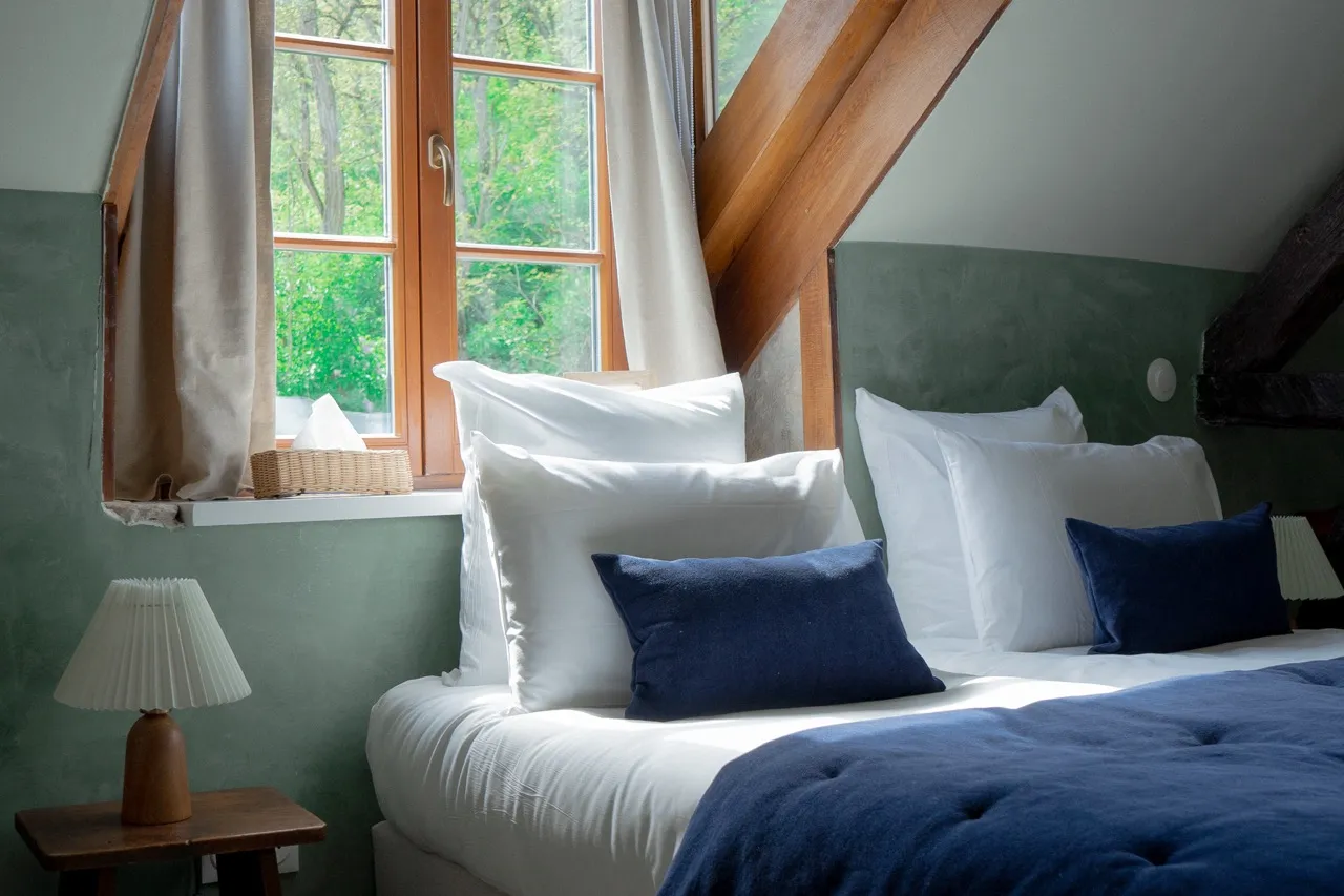 chambre twin lumineuse et accueillante, conçue pour un séjour de détente et de reconnexion à soi