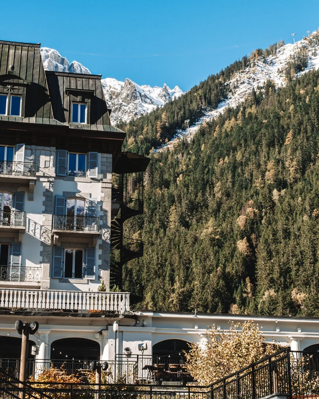 Un lieu d’exception entre confort et nature : La Folie Douce nichée dans les Alpes avec balcons ouverts sur les sommets enneigés.