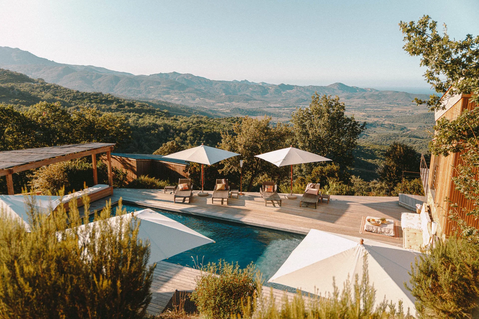 Piscine privée entourée de nature, utilisée pour les pratiques d’apnée douce, d’exploration aquatique et de danse sous l’eau guidées par Julie Gautier. Un écrin idéal pour les immersions sensorielles.