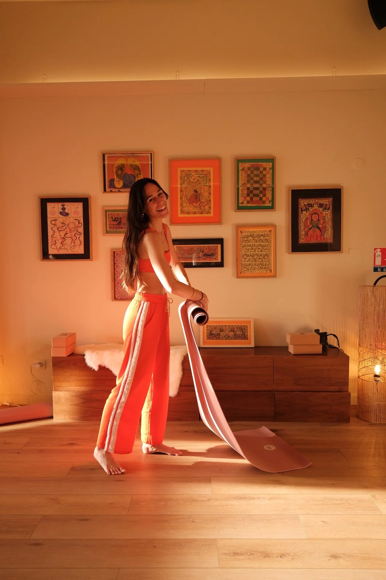 Professeure de yoga de la femme avec son tapis, retraite féminine week-end Lacanau Landes