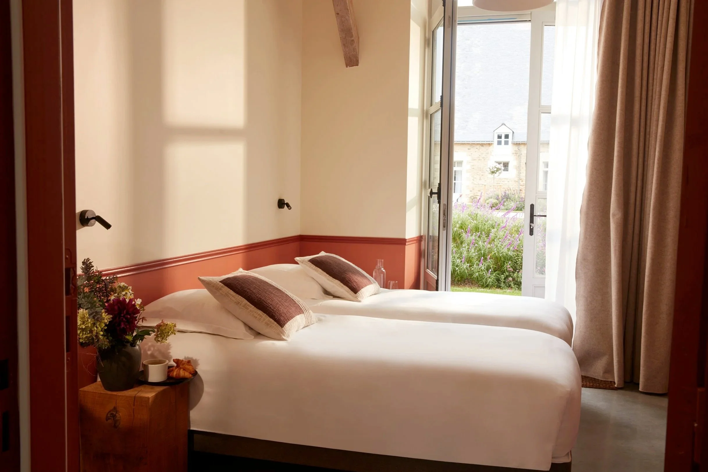 chambre twin lumineuse et apaisante, parfaite pour partager une retraite pilates et bien-être dans le Morbihan au cœur de la nature