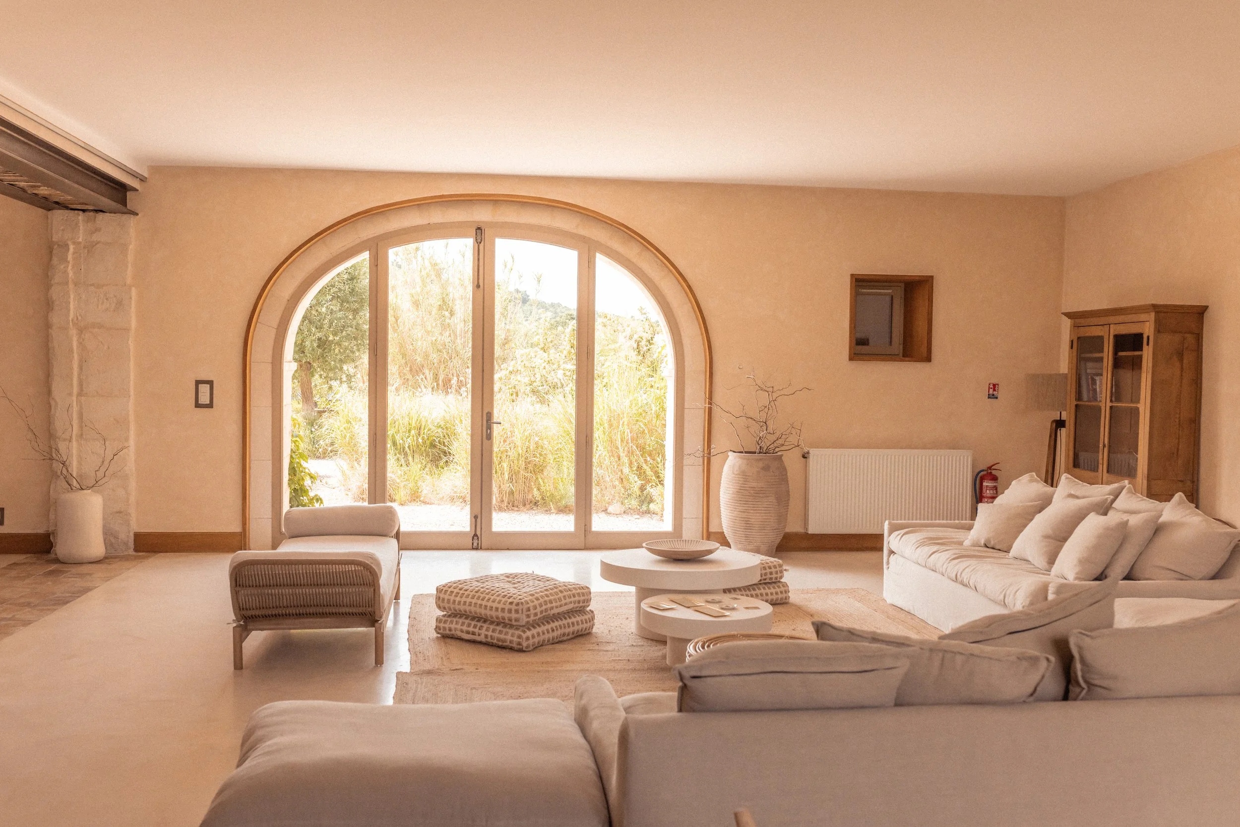 Salon raffiné du mas en Drôme provençale, lieu cocooning et élégant pour se détendre lors de la retraite Yoga & Numérologie haut de gamme.