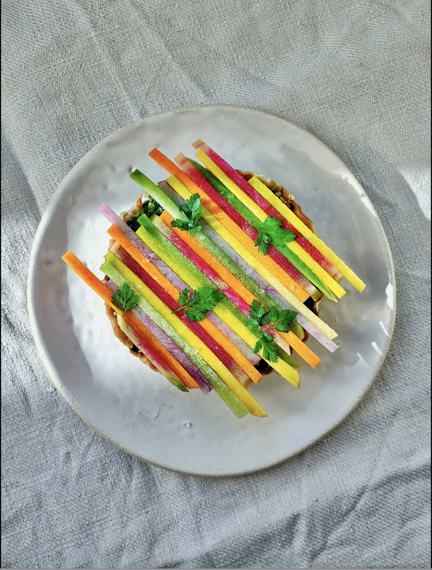 Plat végétal coloré signé Simon Auscher, cuisine de la retraite yoga Alentejo