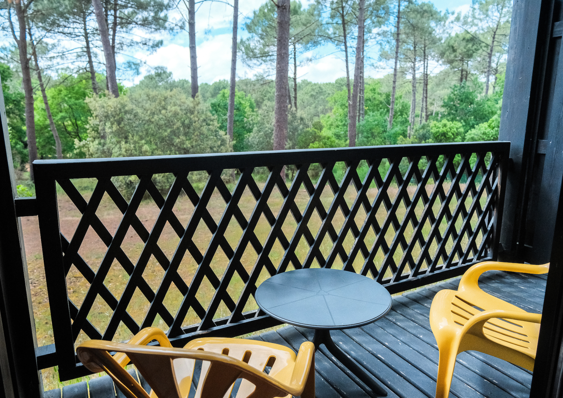 Terrasse en bois donnant sur la pinède landaise, séjour bien-être féminin Sud-Ouest