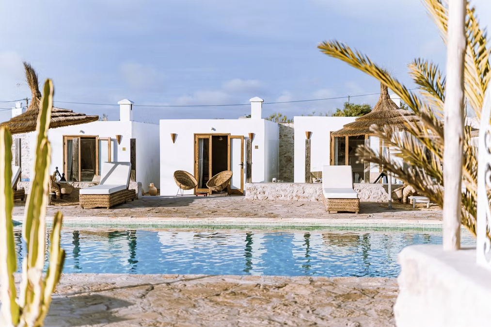Espace piscine calme et ombragé dans une retraite spirituelle à Essaouira, parfait pour se détendre après une séance de yoga ou une balade à cheval au Maroc.
