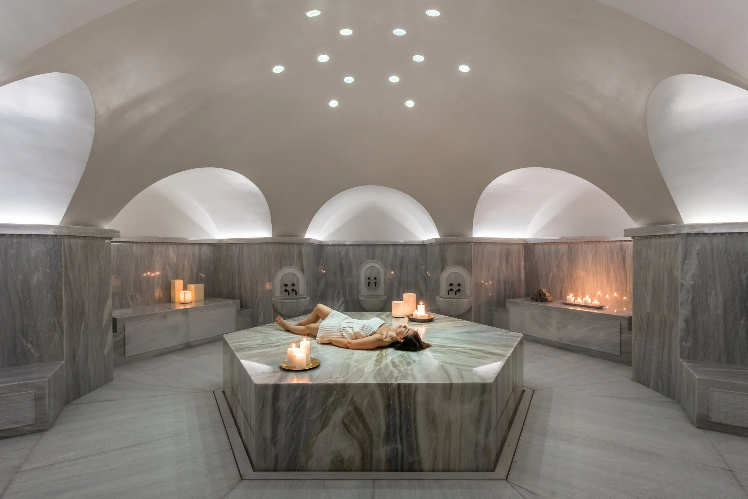 Spa bien-être en Grèce : hammam moderne avec alcôves pour une expérience de détente et de purification