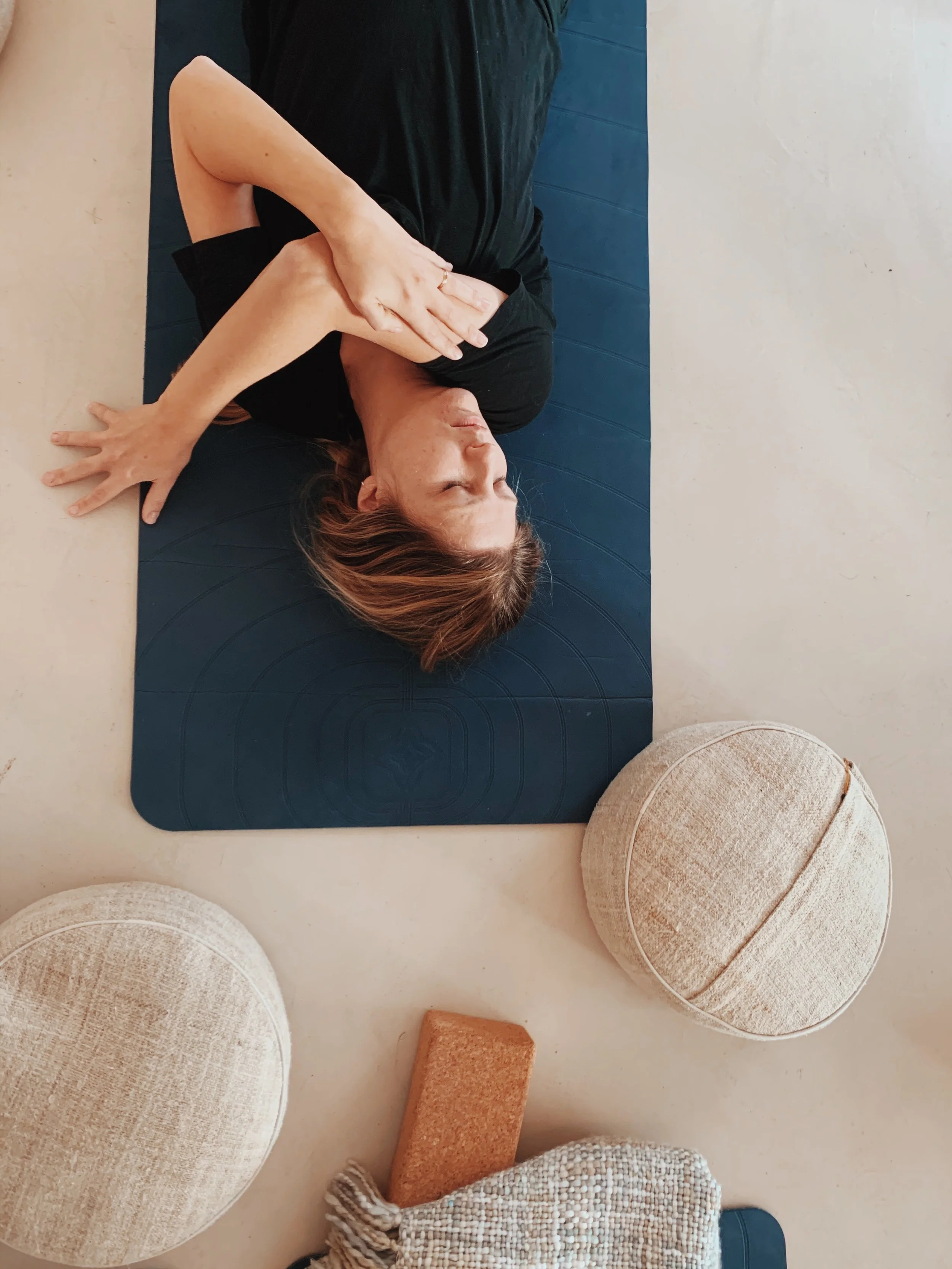 participant sur un tapis de yoga, moment de recentrage et d’harmonie intérieure pendant la retraite de développement personnel
