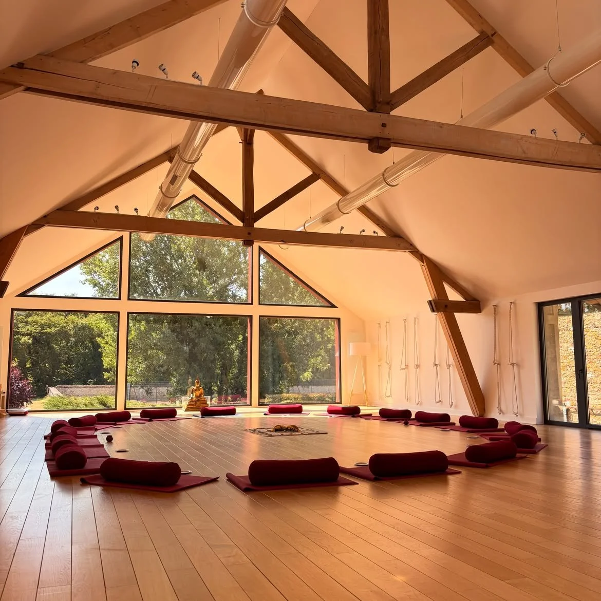 Salle de yoga vitrée ouverte sur la nature - retraite yoga tantra nouvel an 2027