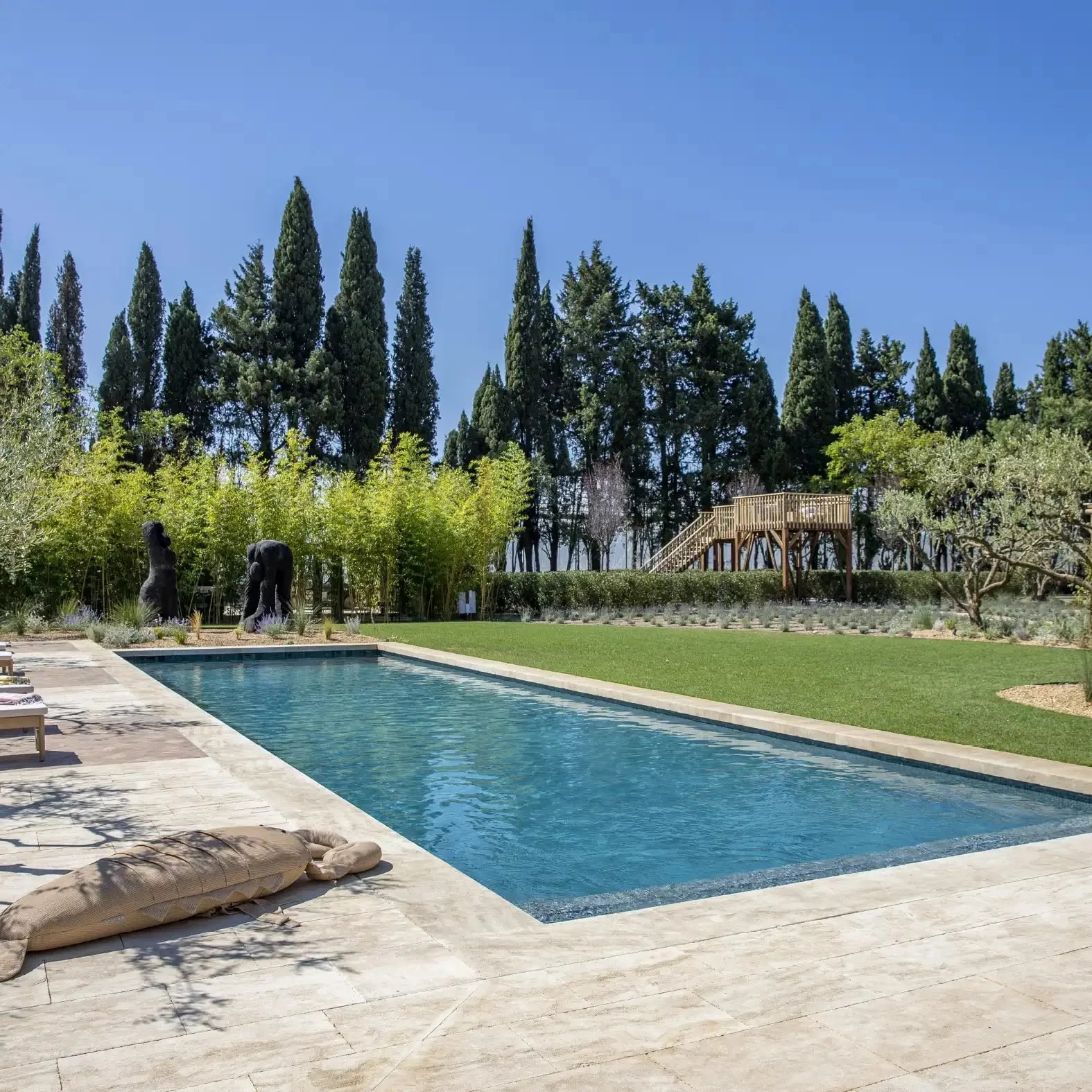 Piscine extérieure et jardin paysager du mas provençal - retraite yoga Provence