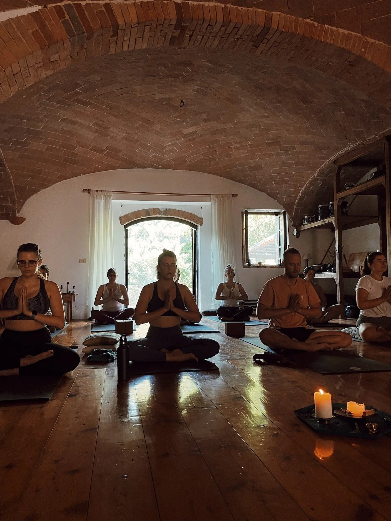 Pratique de yoga dans un shala lumineux en Toscane, cadre idéal pour une retraite bien-être