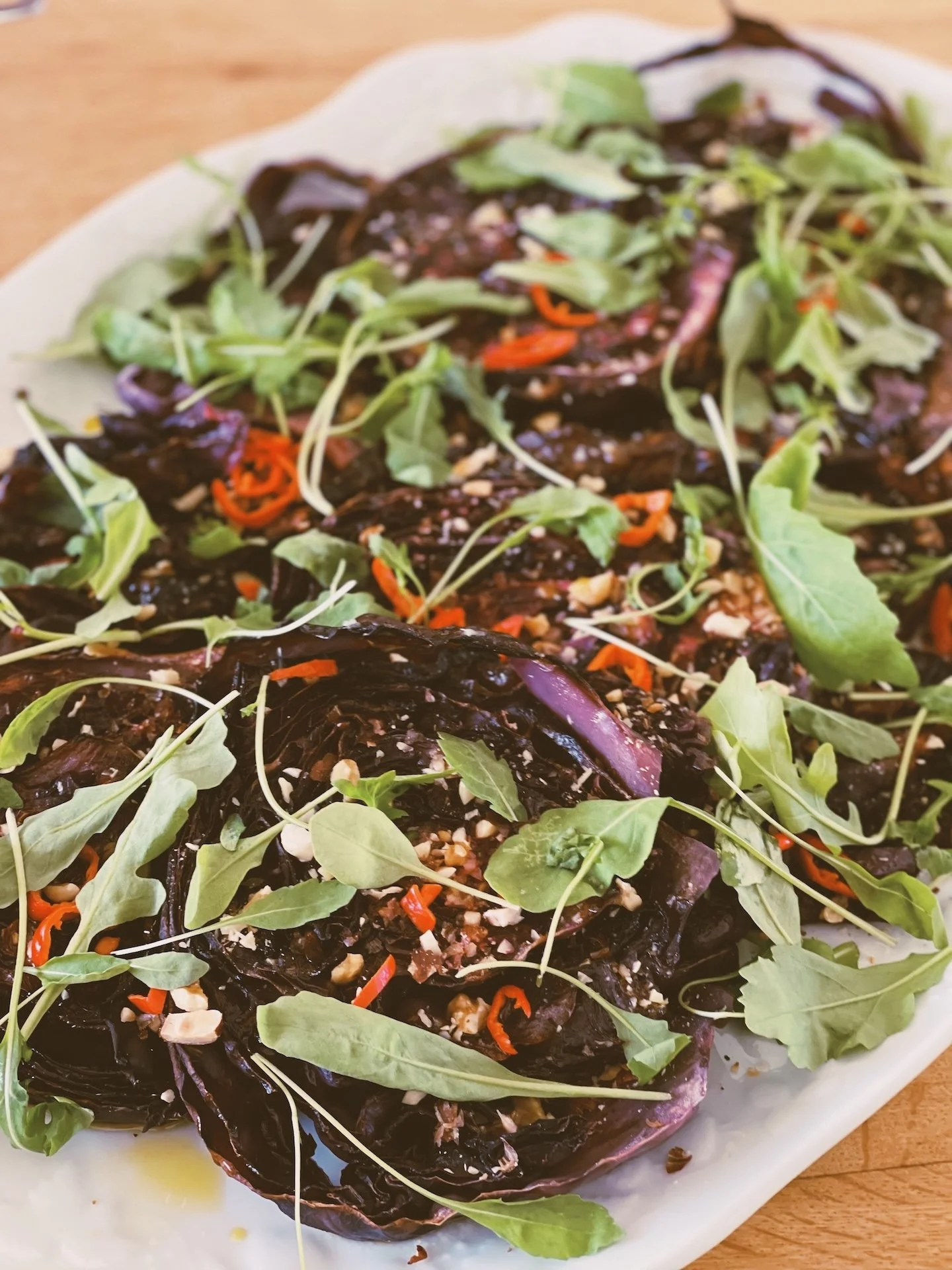 Salade d'aubergines rôties et herbes fraîches - repas végétarien retraite yoga Provence