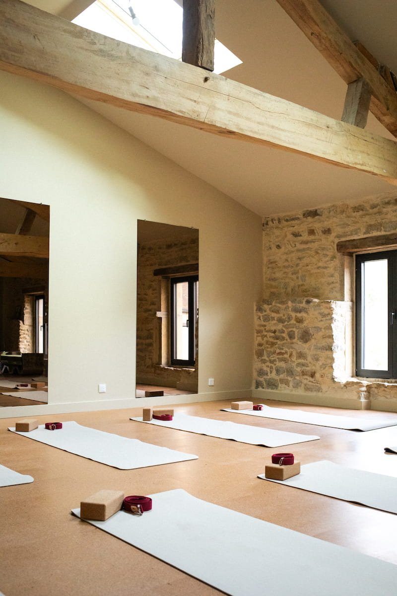 Salle de yoga lumineuse – Séjour bien-être Bourgogne août 2026