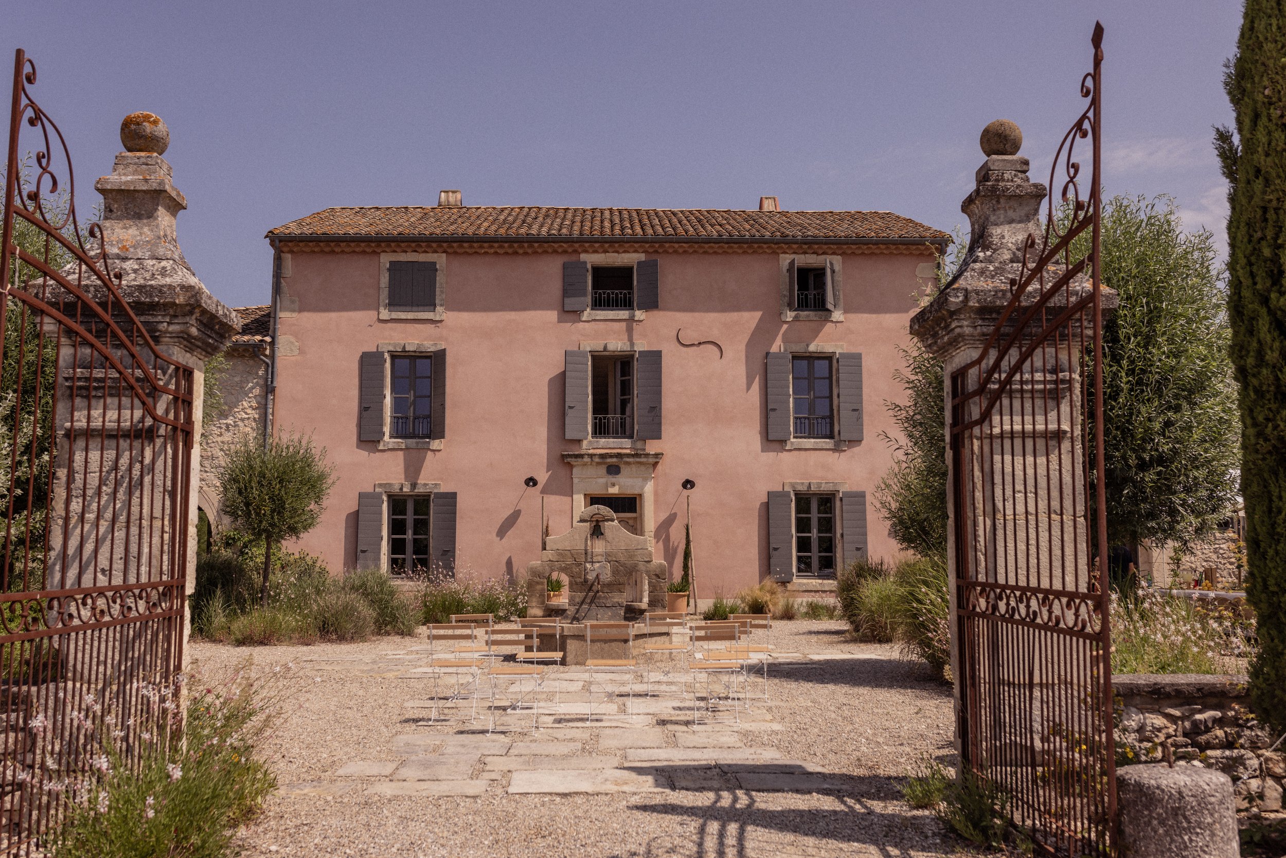 façade en pierre du domaine entouré de verdure, lieu de ressourcement et de sérénité pour la retraite yoga et cuisine méditerranéenne