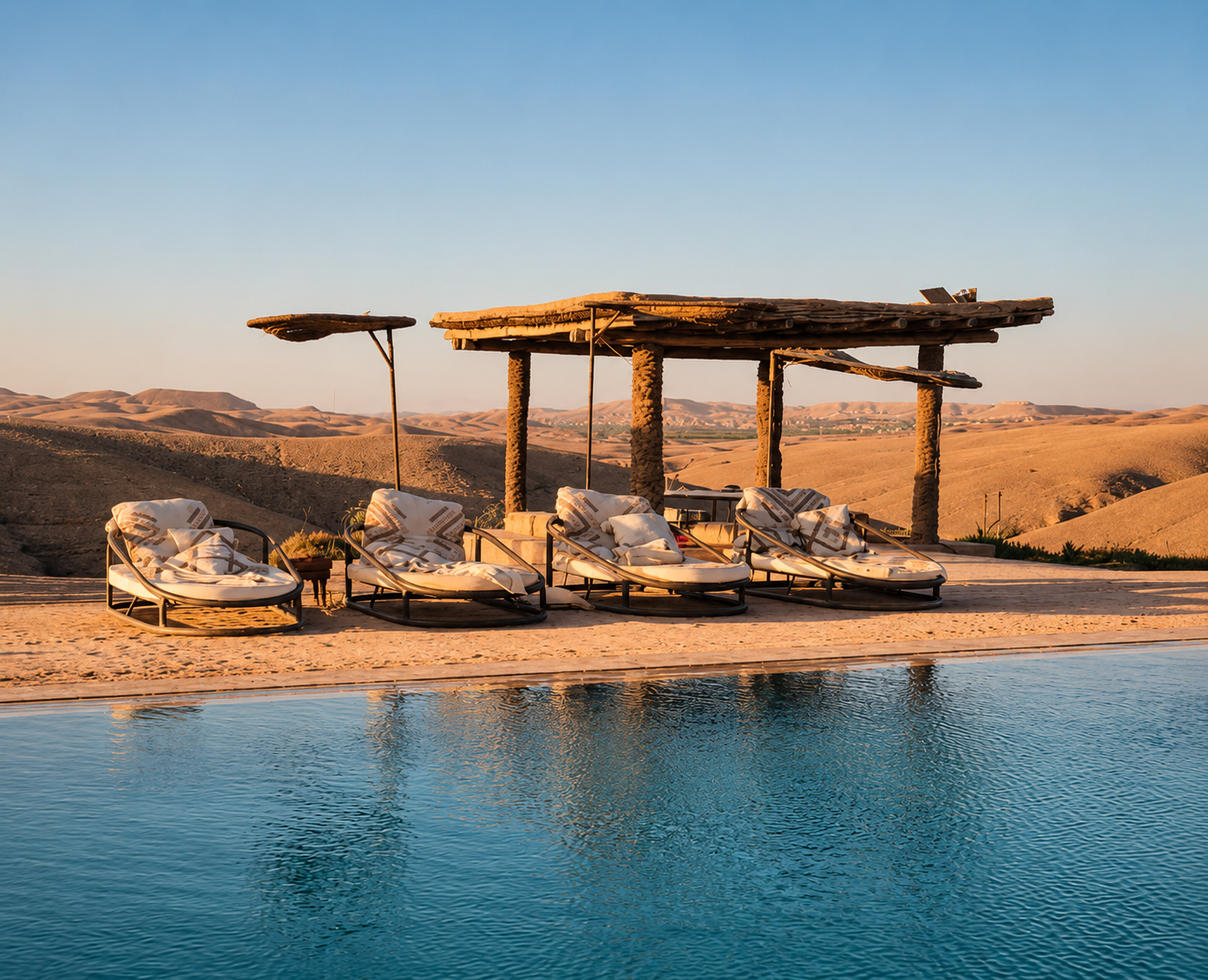 Piscine et pergola dans le désert d'Agafay — nuit glamping retraite yoga Marrakech Maroc 2026