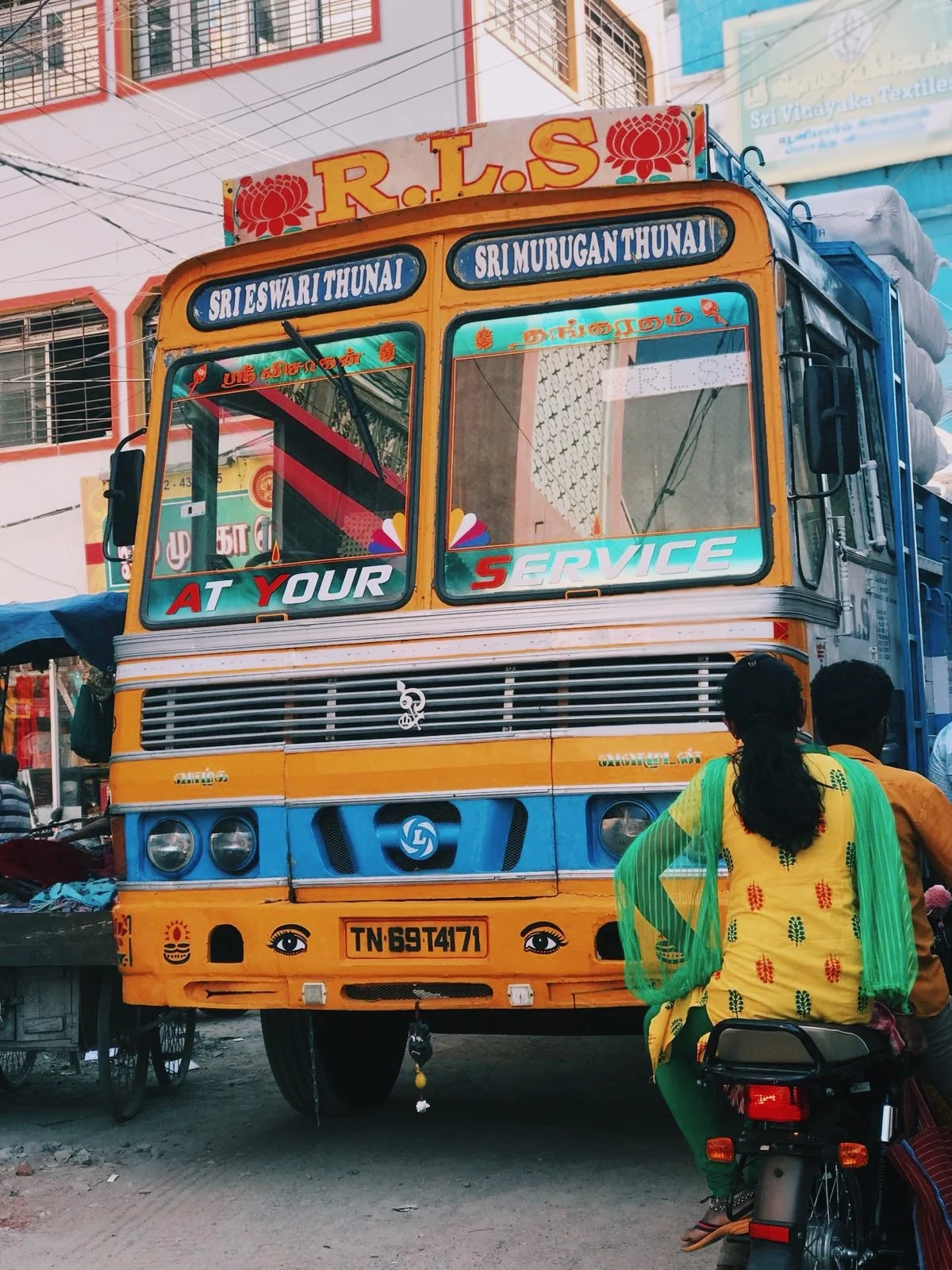 Ce bus local en Inde du Sud fait partie intégrante du voyage en Inde yoga, une immersion authentique pour rejoindre une retraite yoga en ashram et vivre une expérience spirituelle au plus près du quotidien indien.
