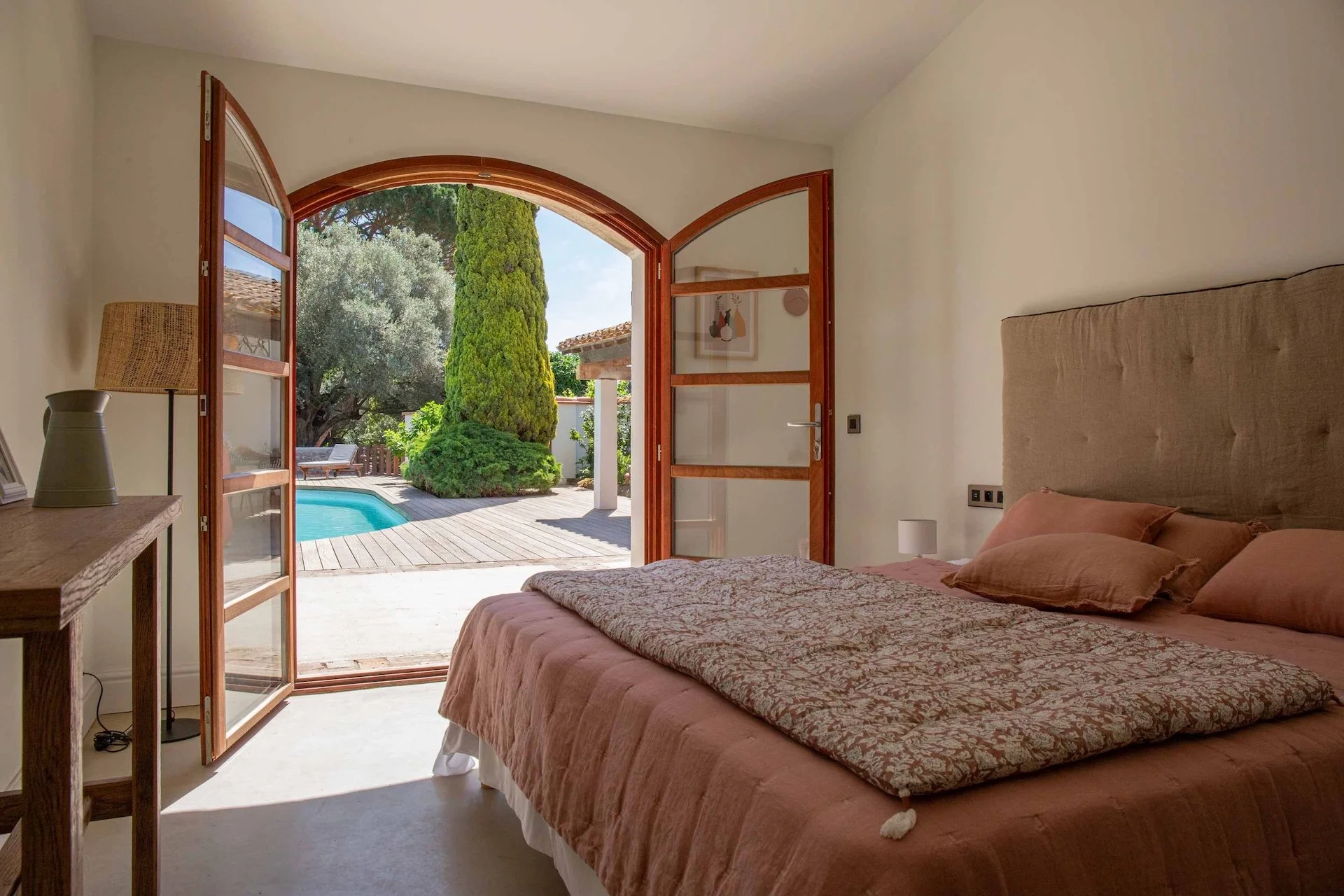 Chambre ouverte sur la nature lors d’un séjour bien-être dans le sud de la France