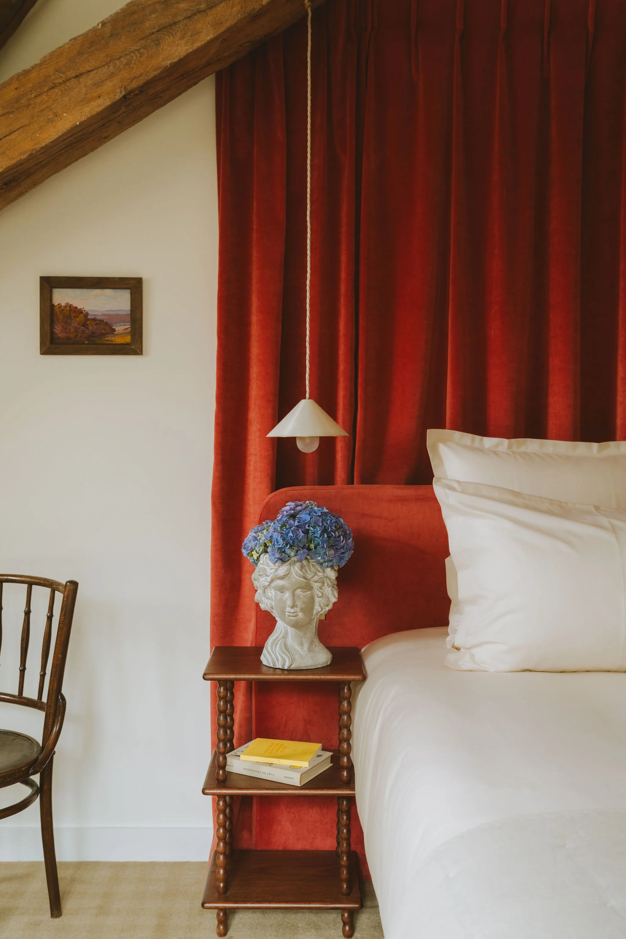 Chambre élégante avec déco artistique à l’Hôtel Bellevigne, hébergement confortable pour une retraite bien-être en Bourgogne, entre yoga et slow life.
