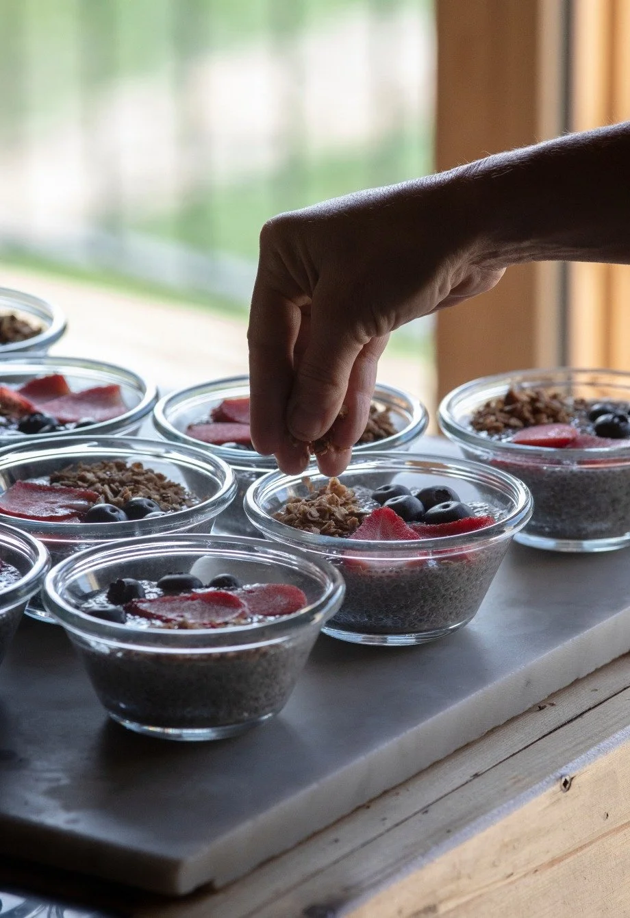 Repas végétarien de saison au refuge — cuisine du jardin en permaculture retraite yoga