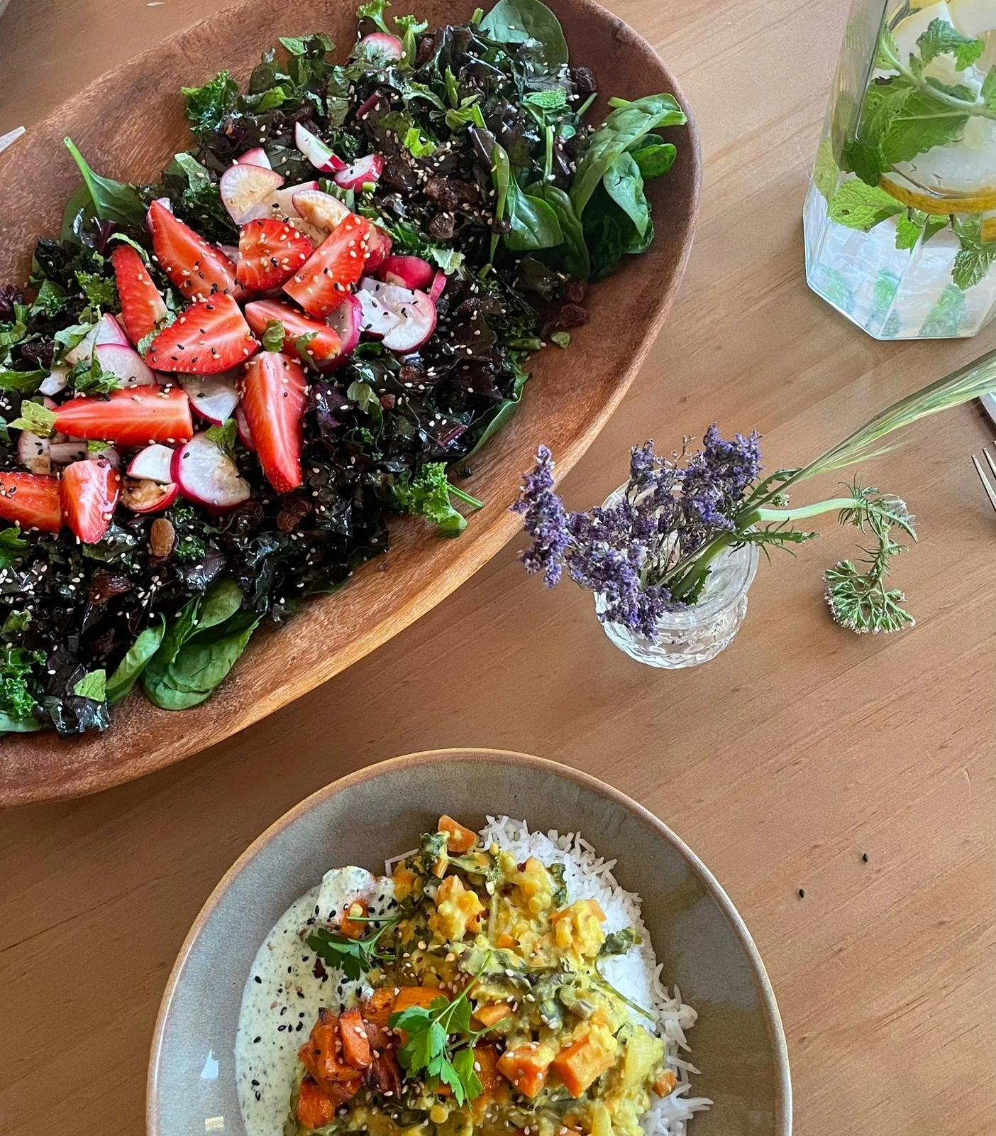 Salade fraîche et colorée, aux saveurs de saison, préparée pour les participantes de la retraite féminine. Une cuisine végétale sensorielle et locale.