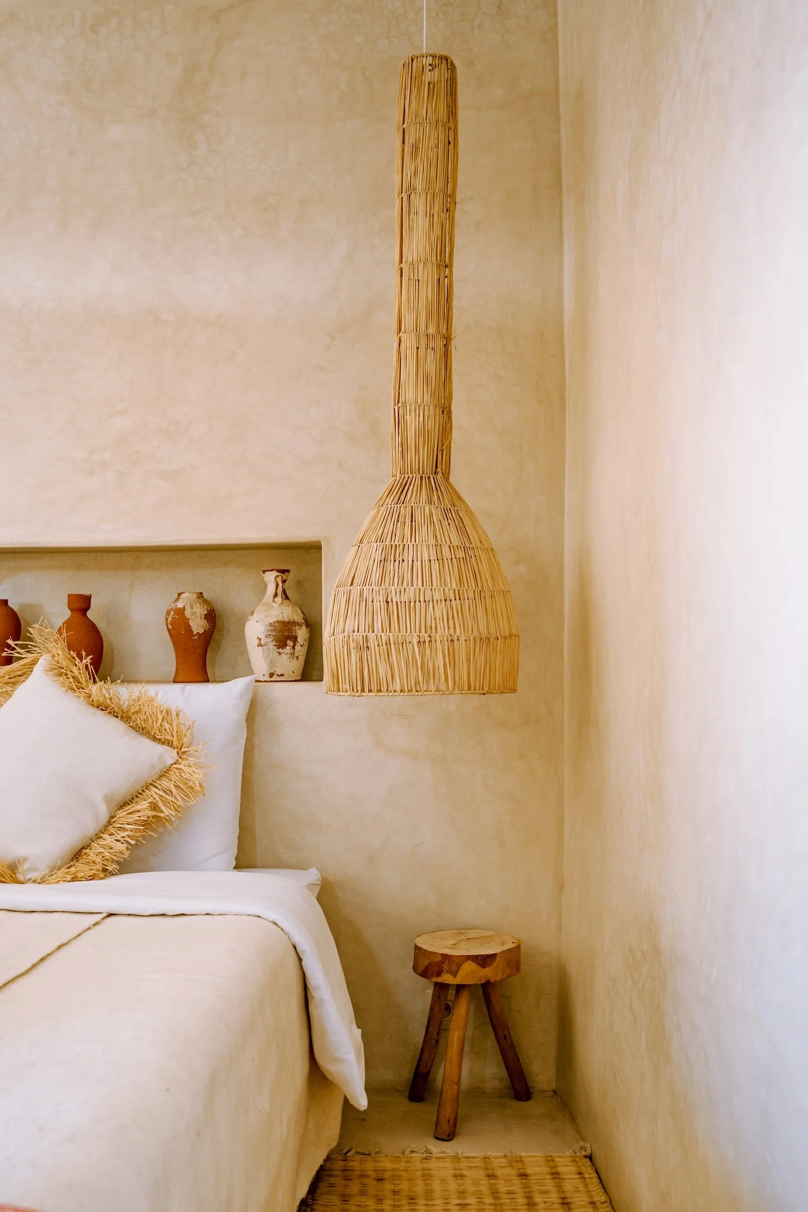 Chambre lumineuse pour un séjour yoga bien être à Essaouira, retraite yoga Maroc entre détente et repos.