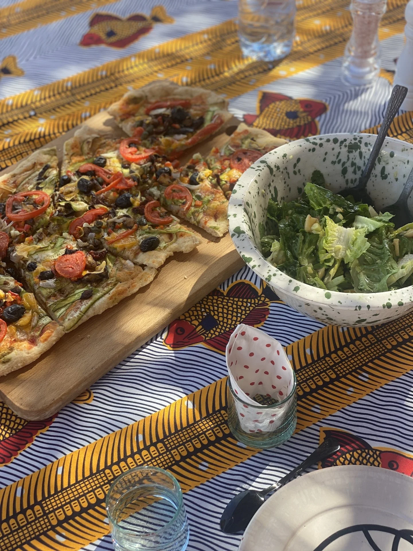 Tarte aux légumes colorée sur nappe africaine — cuisine végétarienne fraîche riad retraite yoga Marrakech Maroc