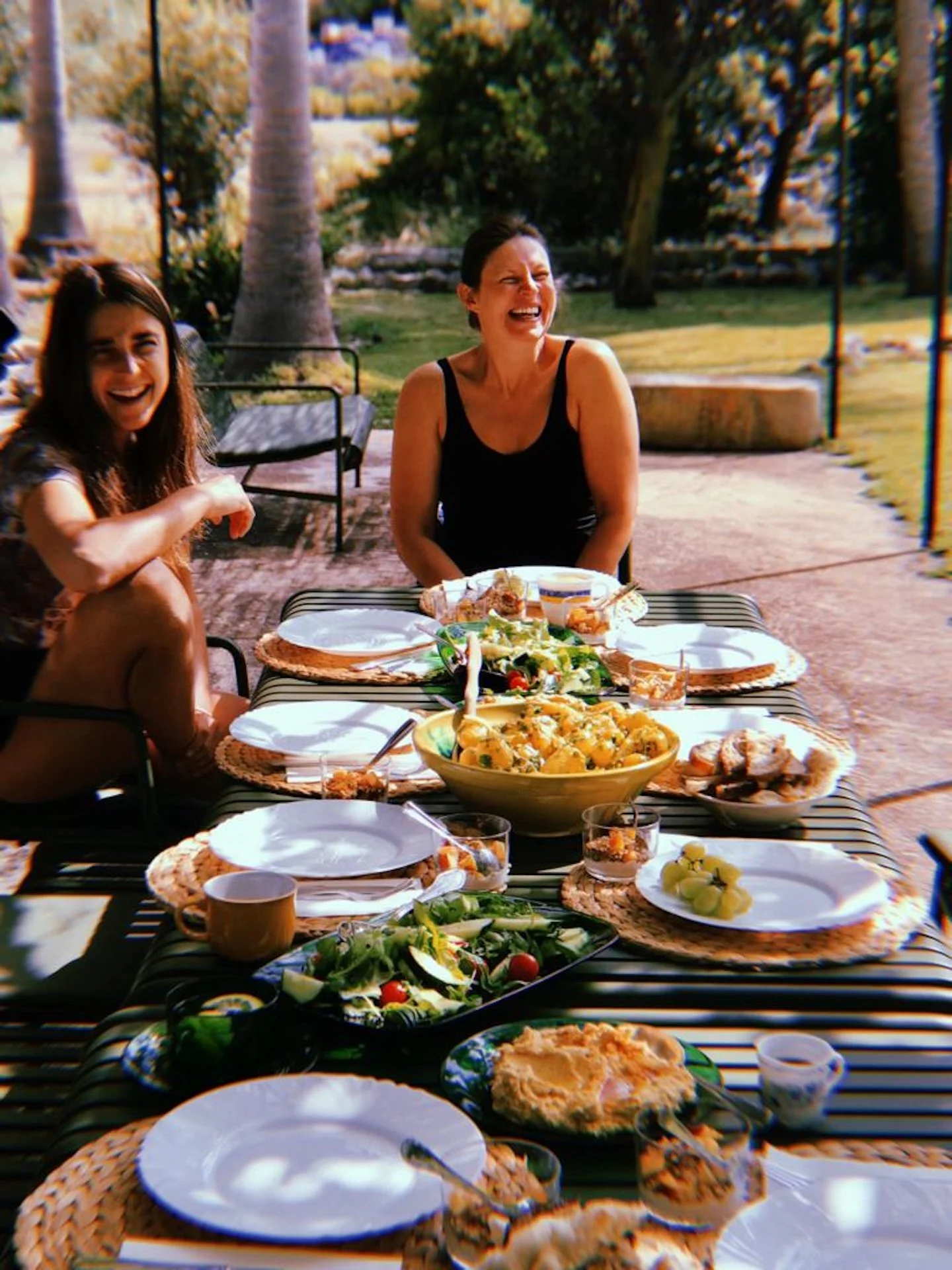 Repas convivial entre participants lors d’un pilates retreat et vacances fitness au soleil en juillet