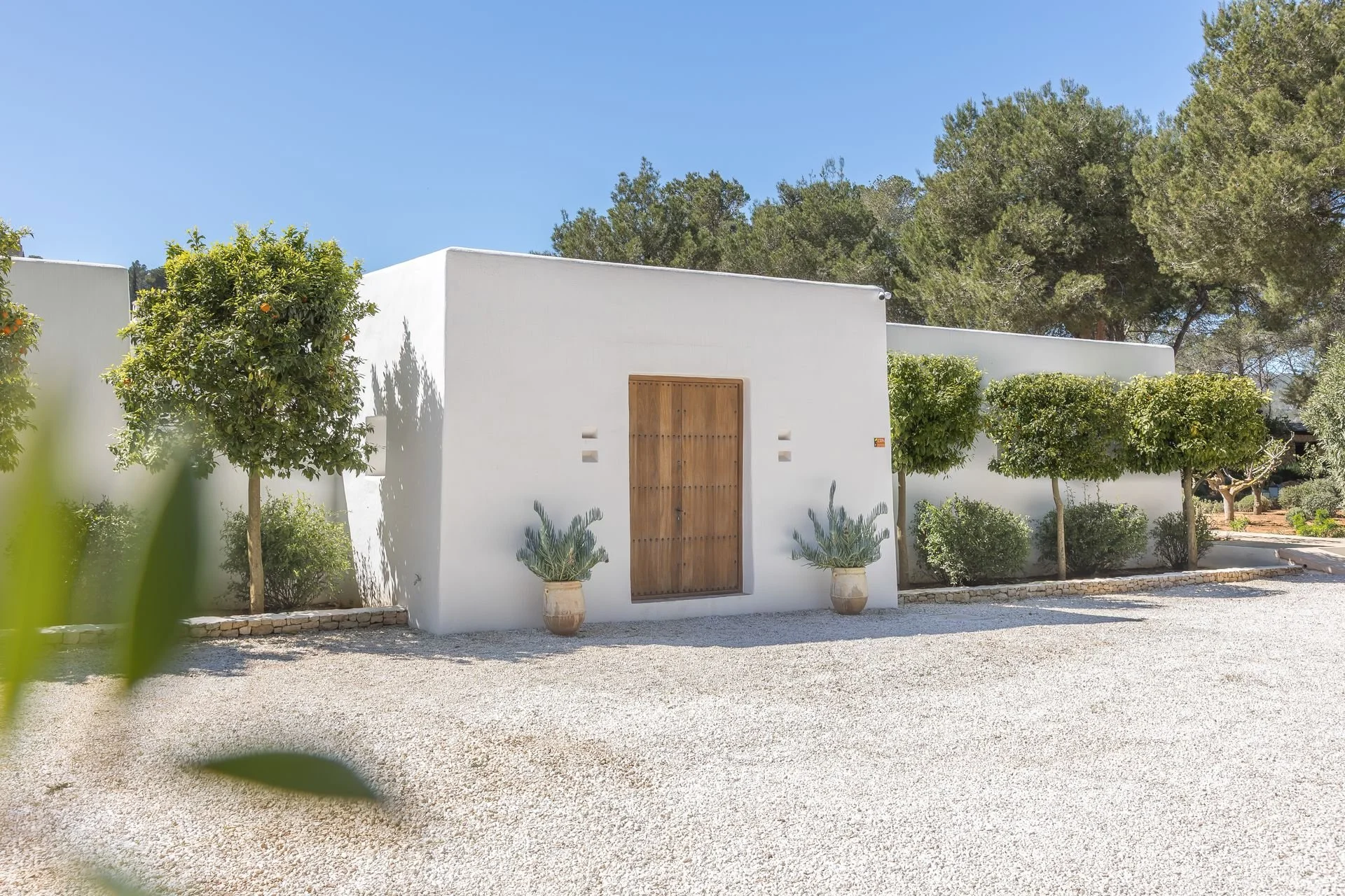 Retraite spirituelle Ibiza : maison blanche avec jardin méditerranéen, cadre idyllique pour une retraite de yoga et de slow living