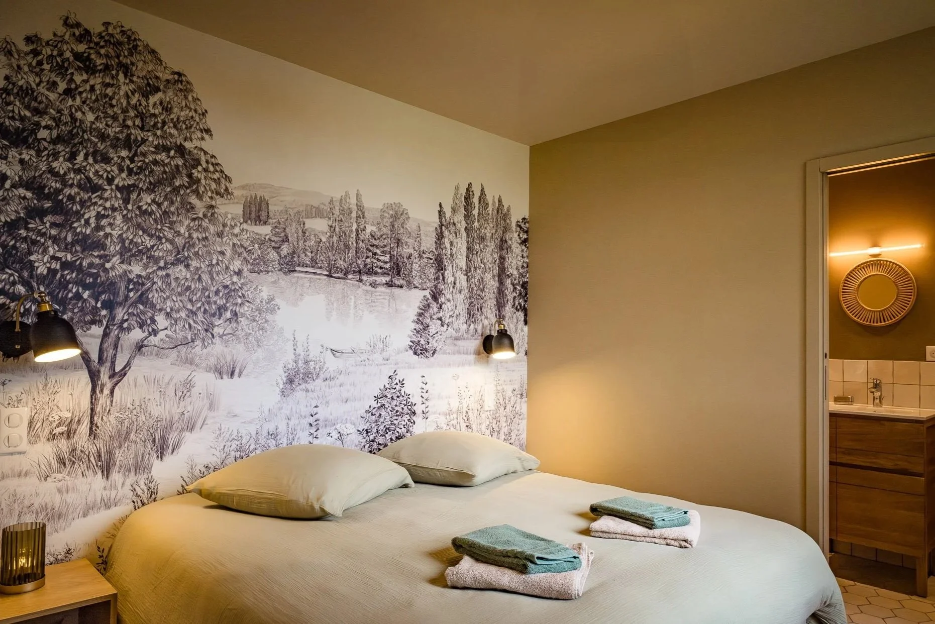 Chambre privative supérieure aux papier peint nature et teintes vertes apaisantes — hébergement de charme pour une retraite yoga bien-être en Baie de Somme