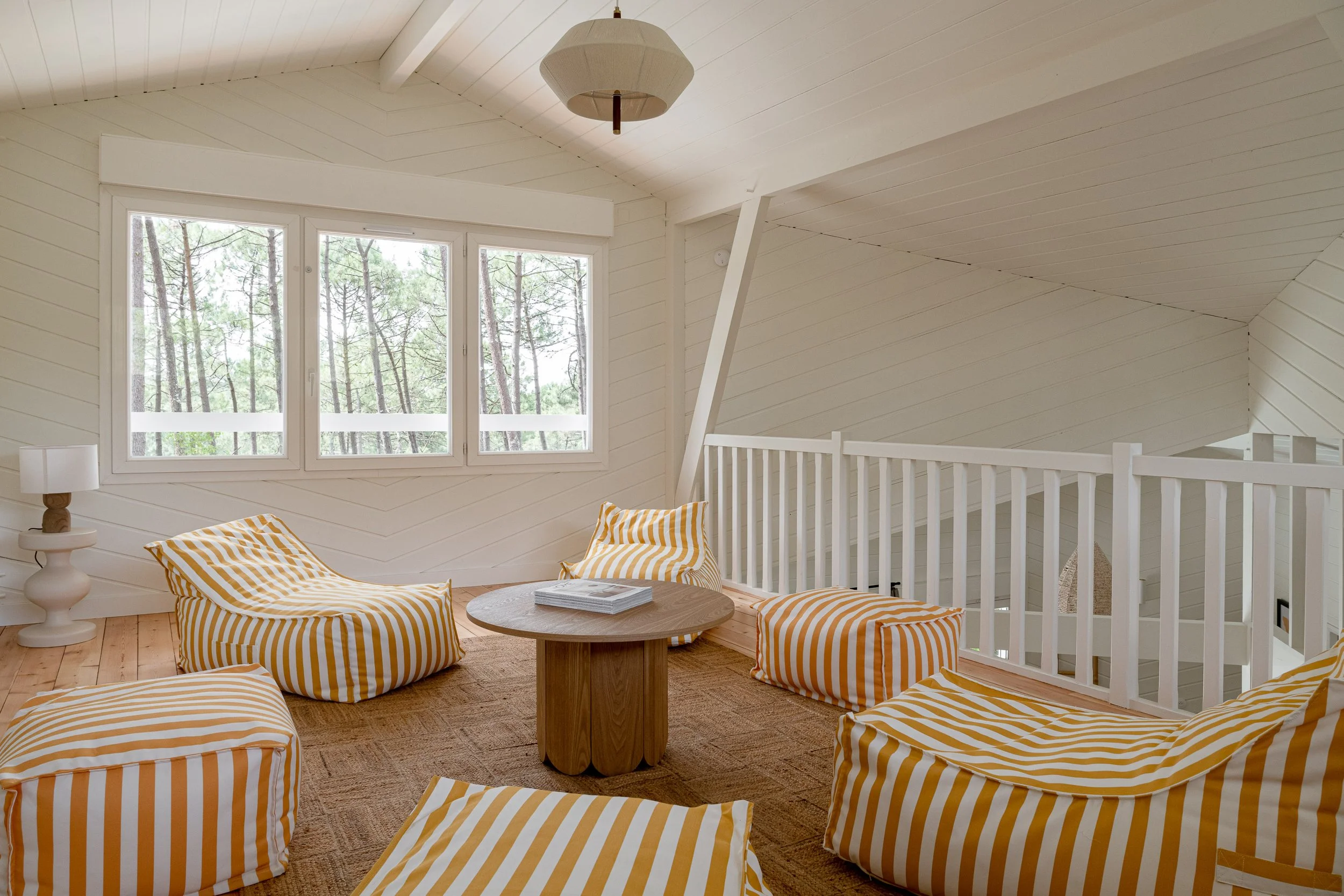 Chambre confortable et décorée avec soin dans la villa accueillant la retraite yoga & surf 2026. Un cocon pour se reposer après les pratiques.