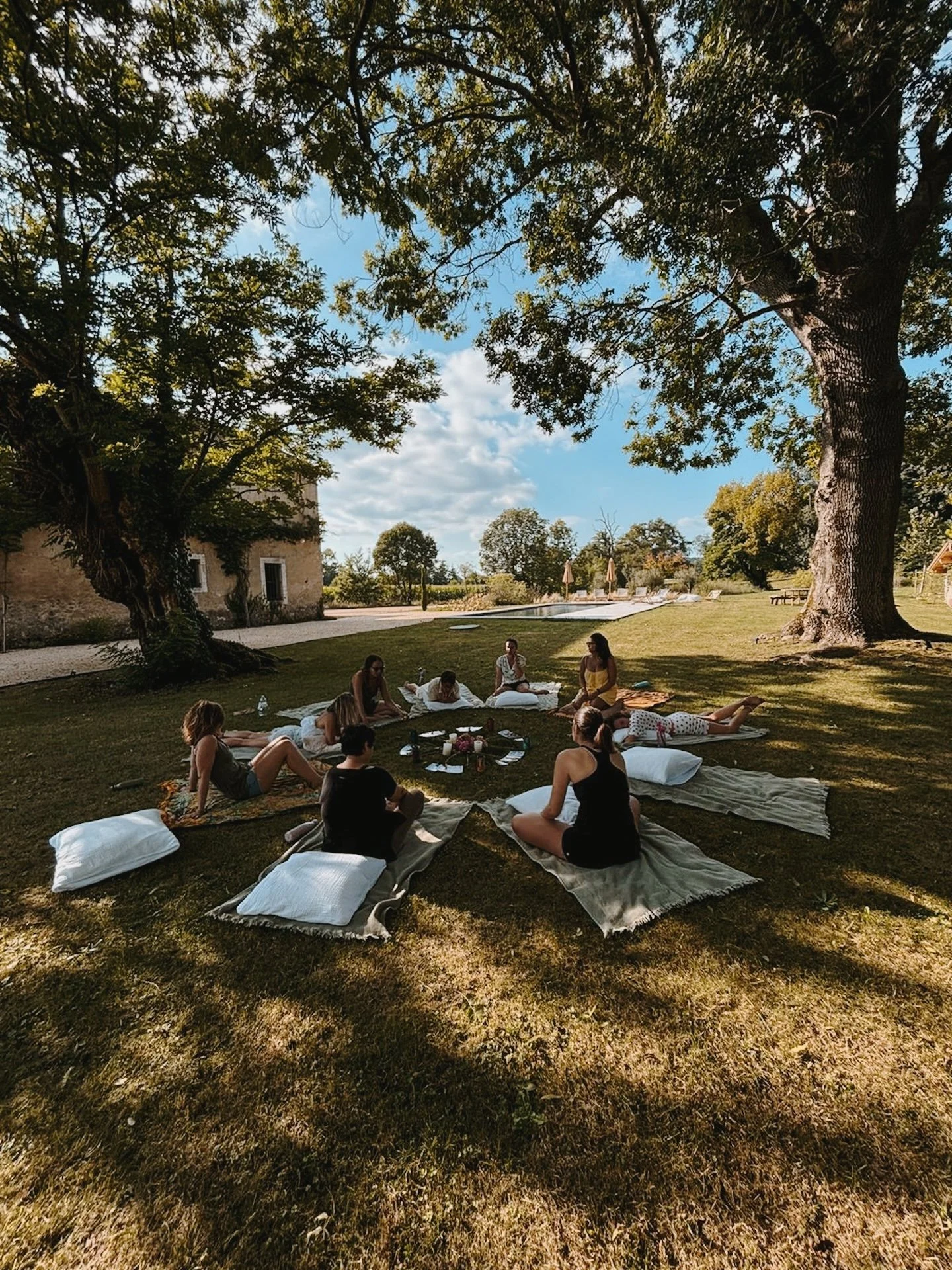 Cercle de partage en plein air dans le parc de Solterre — retraite yoga Kundalini et chamanisme proche de Paris juillet 2026