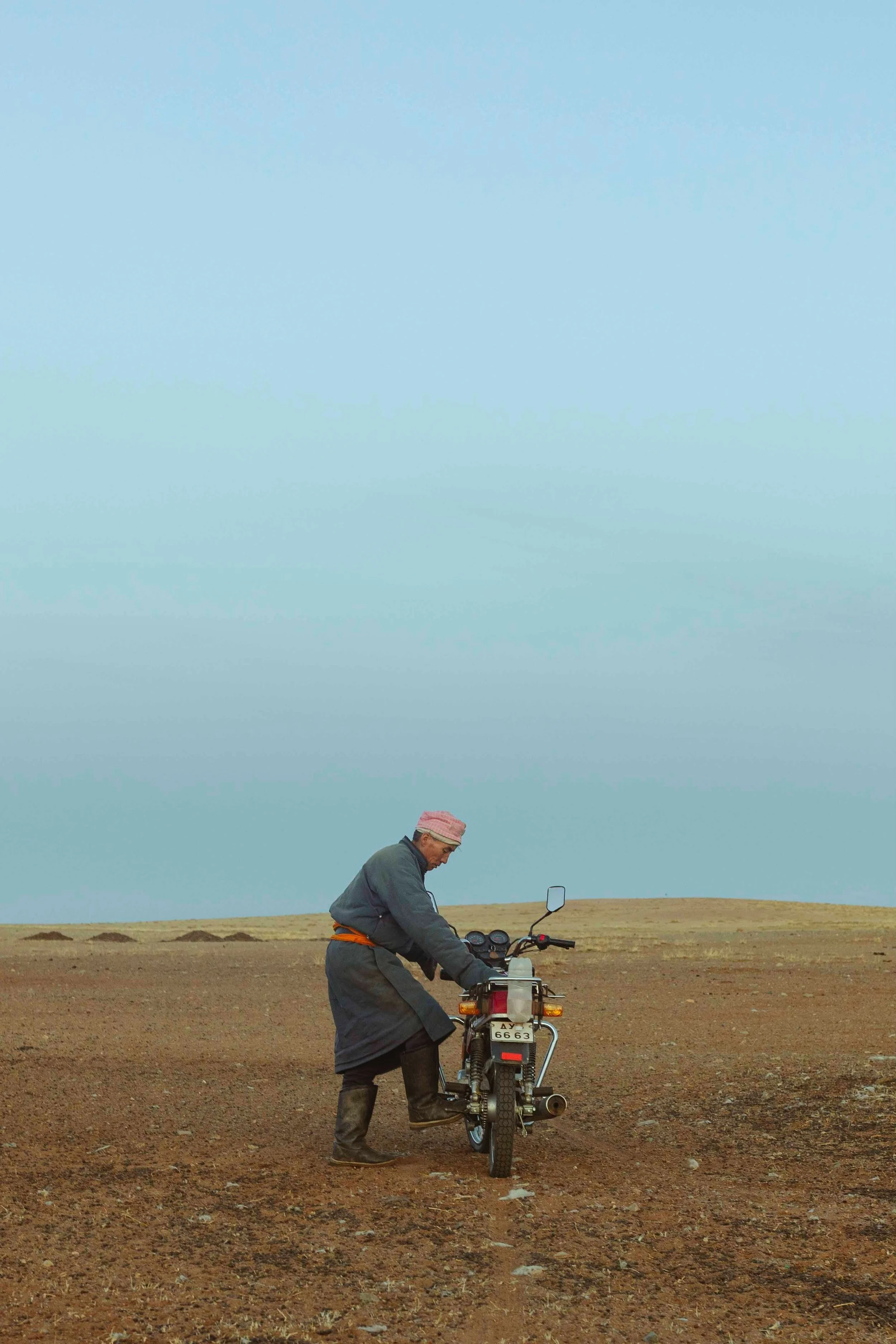 Rencontrez les nomades modernes de Mongolie à moto et découvrez une fusion unique entre tradition et modernité lors de votre retraite spirituelle et bien-être.