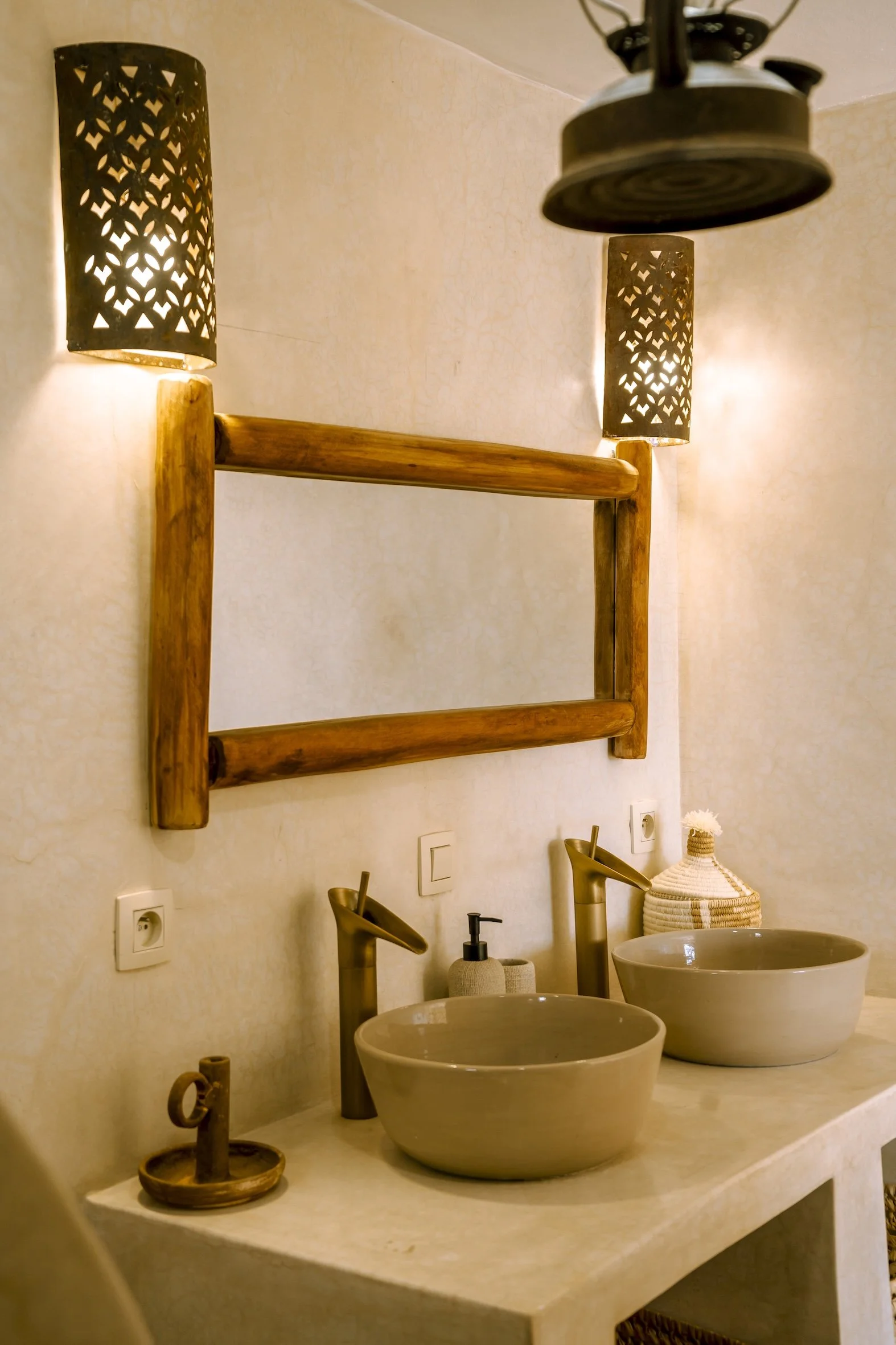 salle de bain élégante et authentique dans une retraite yoga au Maroc