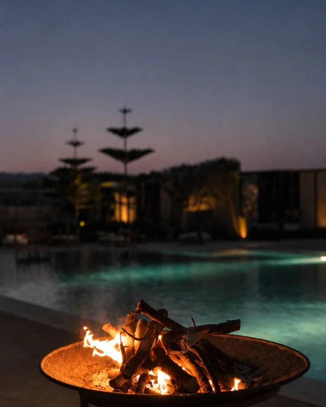 Feu de camp dans une vasque au bord de la piscine — soirée conviviale retraite yoga équitation Essaouira Maroc