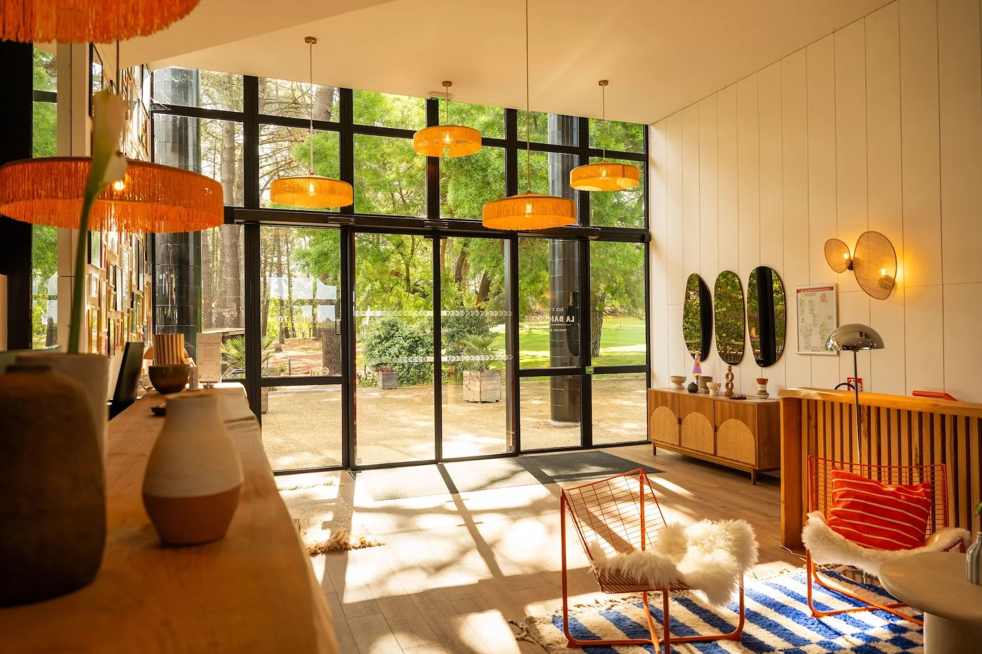 Salle de yoga féminin baignée de lumière naturelle, retraite yoga de la femme Lacanau Landes