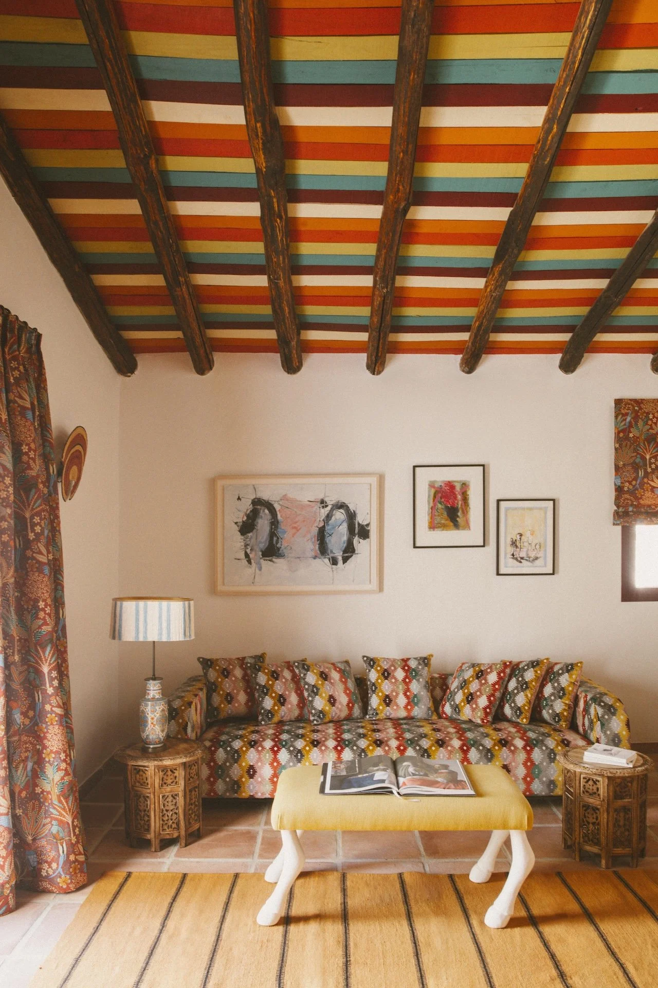Salon chaleureux et coloré d'un cortijo andalou — hébergement retraite yoga soins Espagne