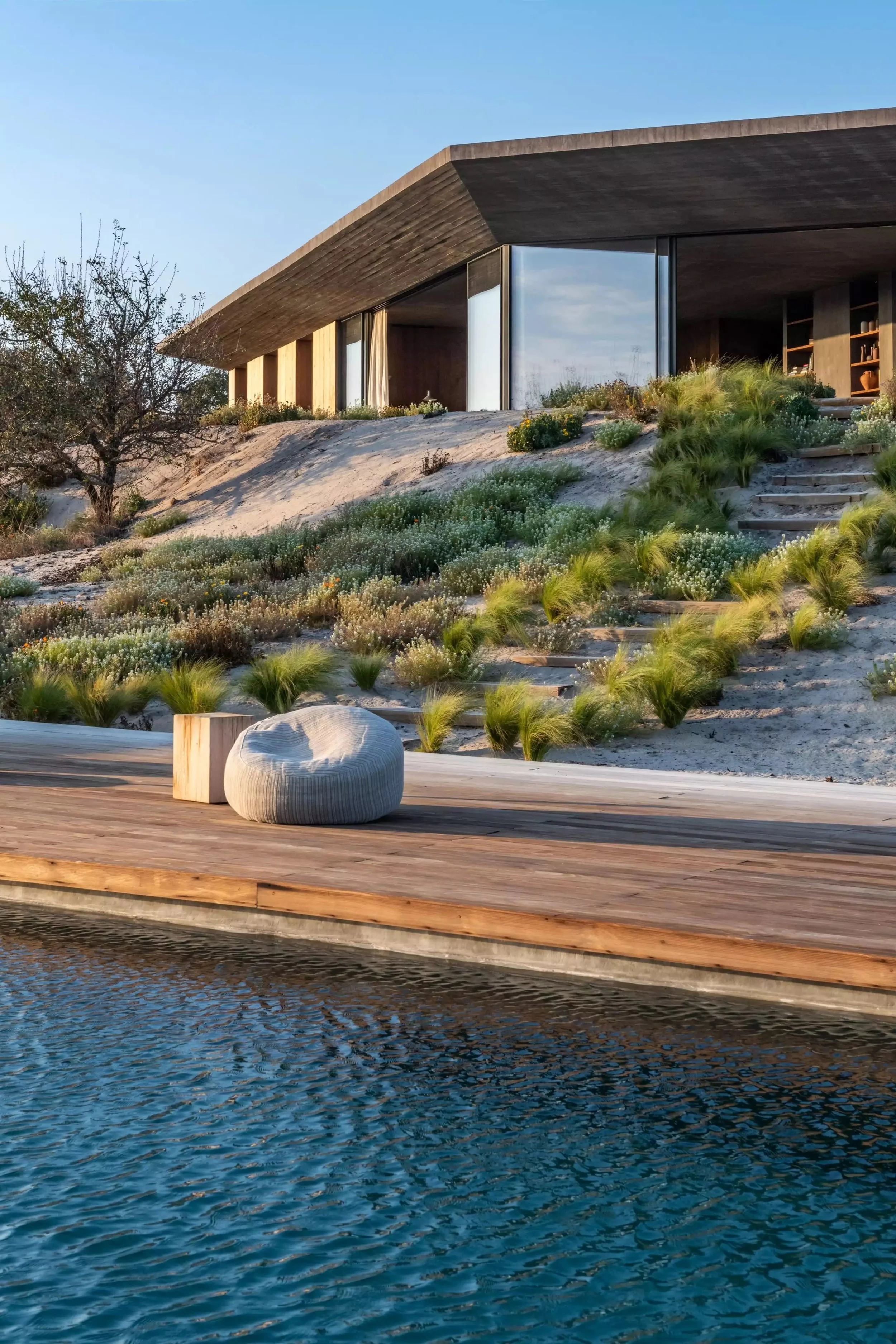 Architecture contemporaine de la villa, toit incliné sur les dunes végétalisées de l'Alentejo