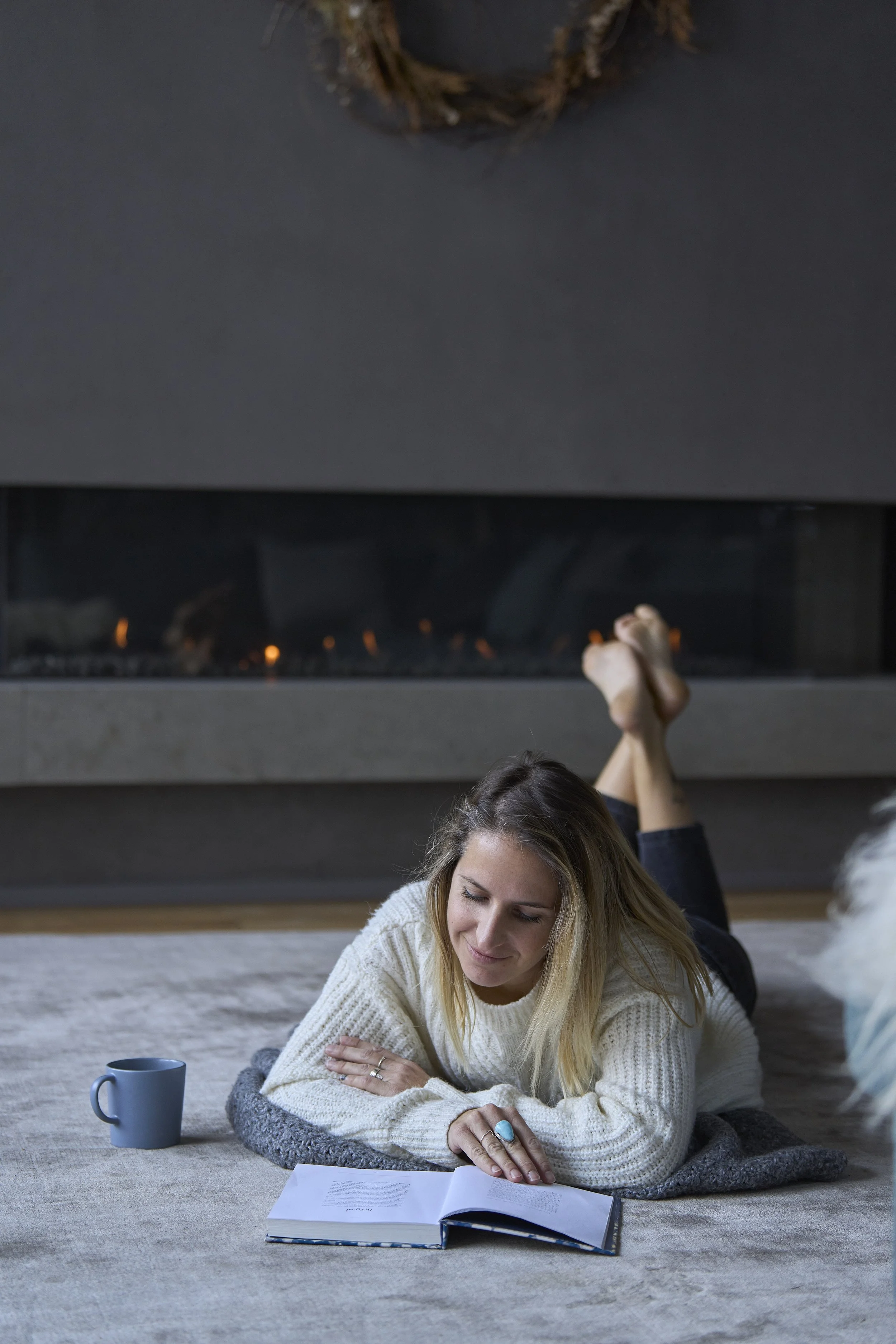 Professeure de yoga méditant et écrivant près du feu