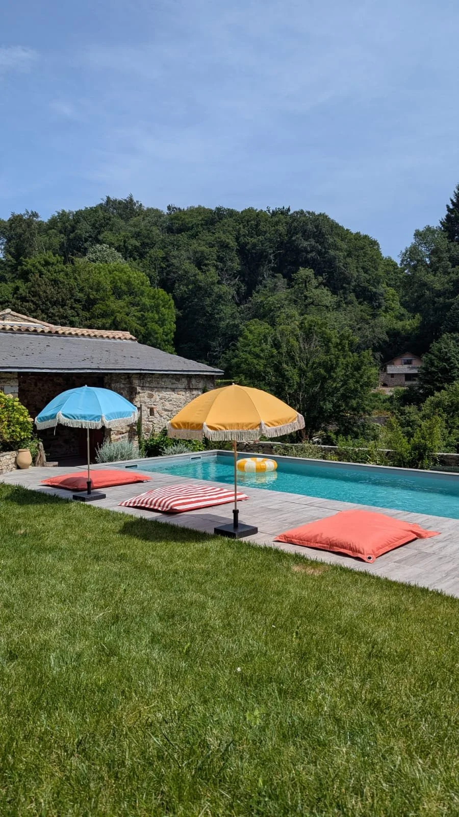 Piscine en plein air au cœur d’un domaine naturel, idéale pour se détendre entre deux pratiques de yoga lors de la retraite bien-être à Carcassonne.