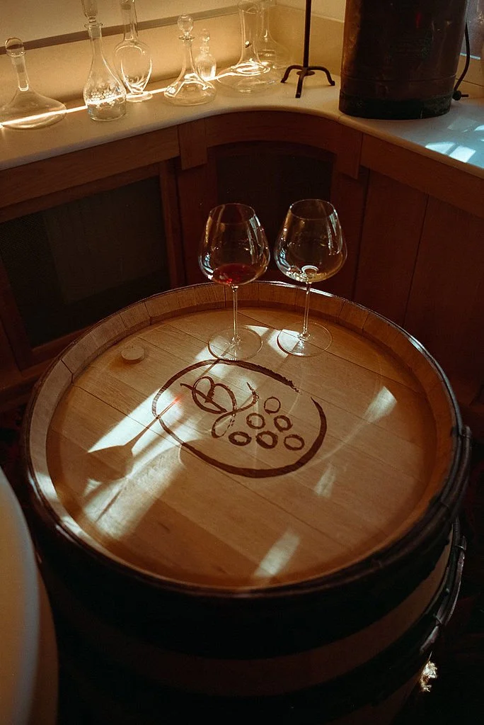 Verres de vin naturel sur fût lors d’une dégustation en domaine viticole. Activité phare de la retraite yoga et vin en Bourgogne, entre terroir et bien-être