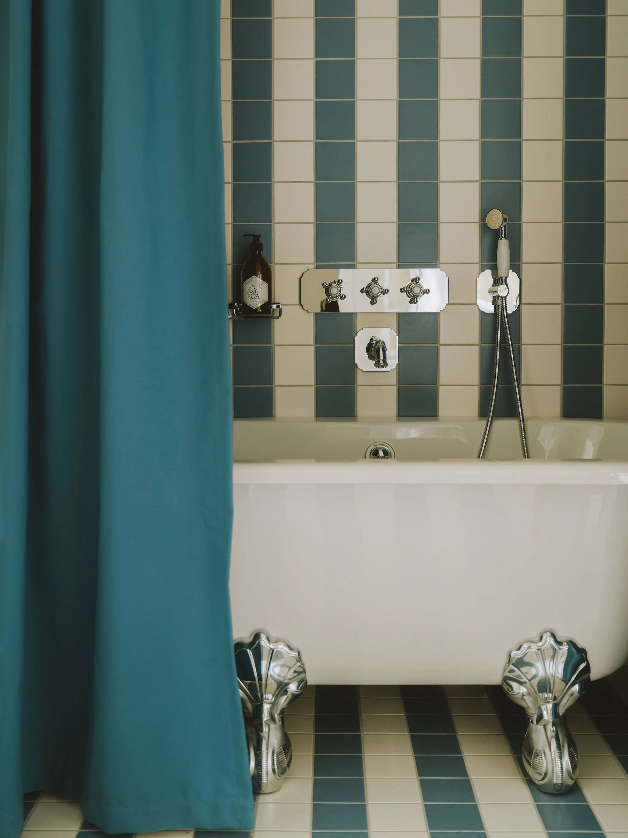 Instant détente dans la baignoire de charme de l’hôtel Bellevigne, parfait pour un week-end yoga et bien-être au cœur de la Bourgogne