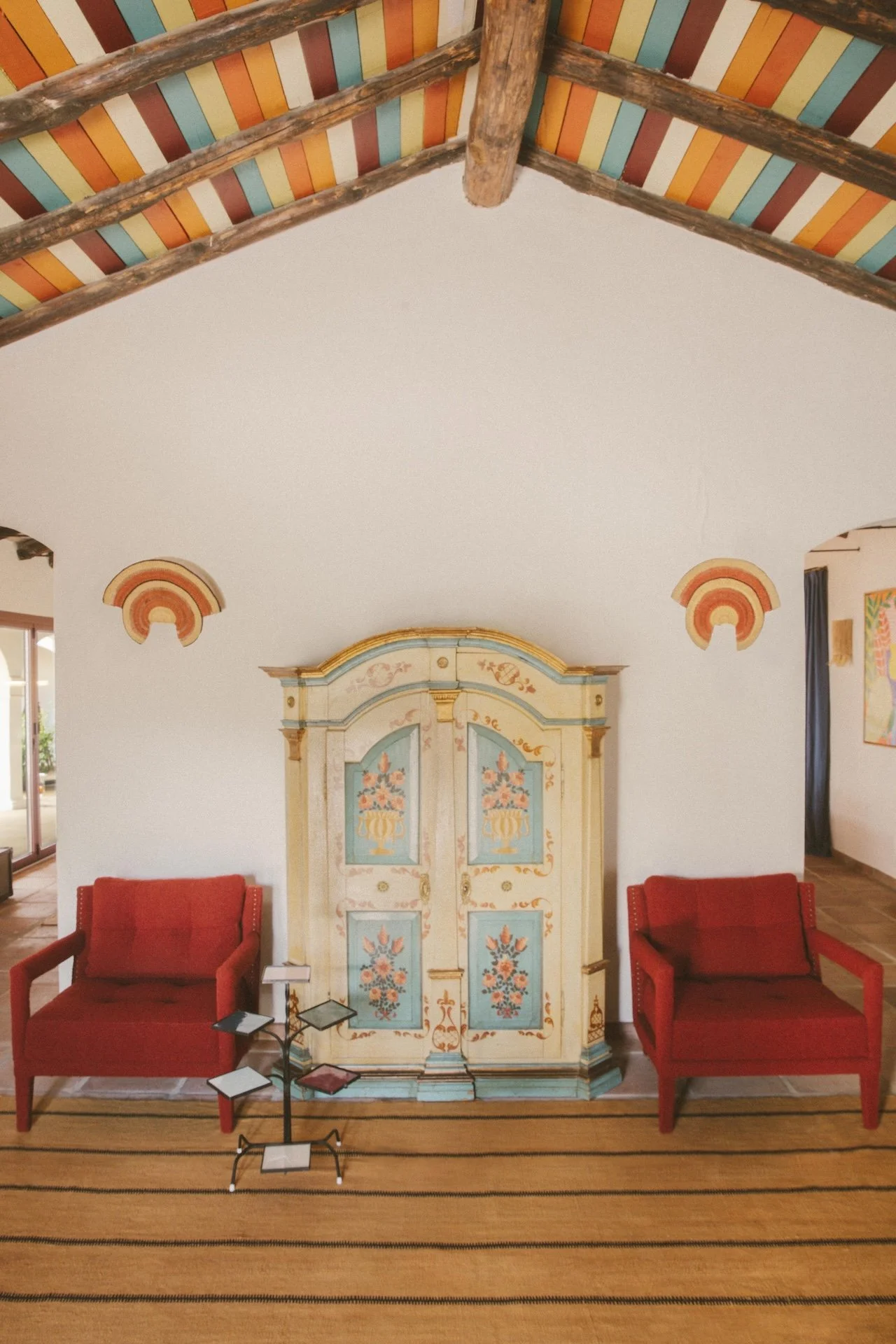 Salon avec armoire peinte traditionnelle andalouse — hébergement authentique retraite yoga premium Espagne