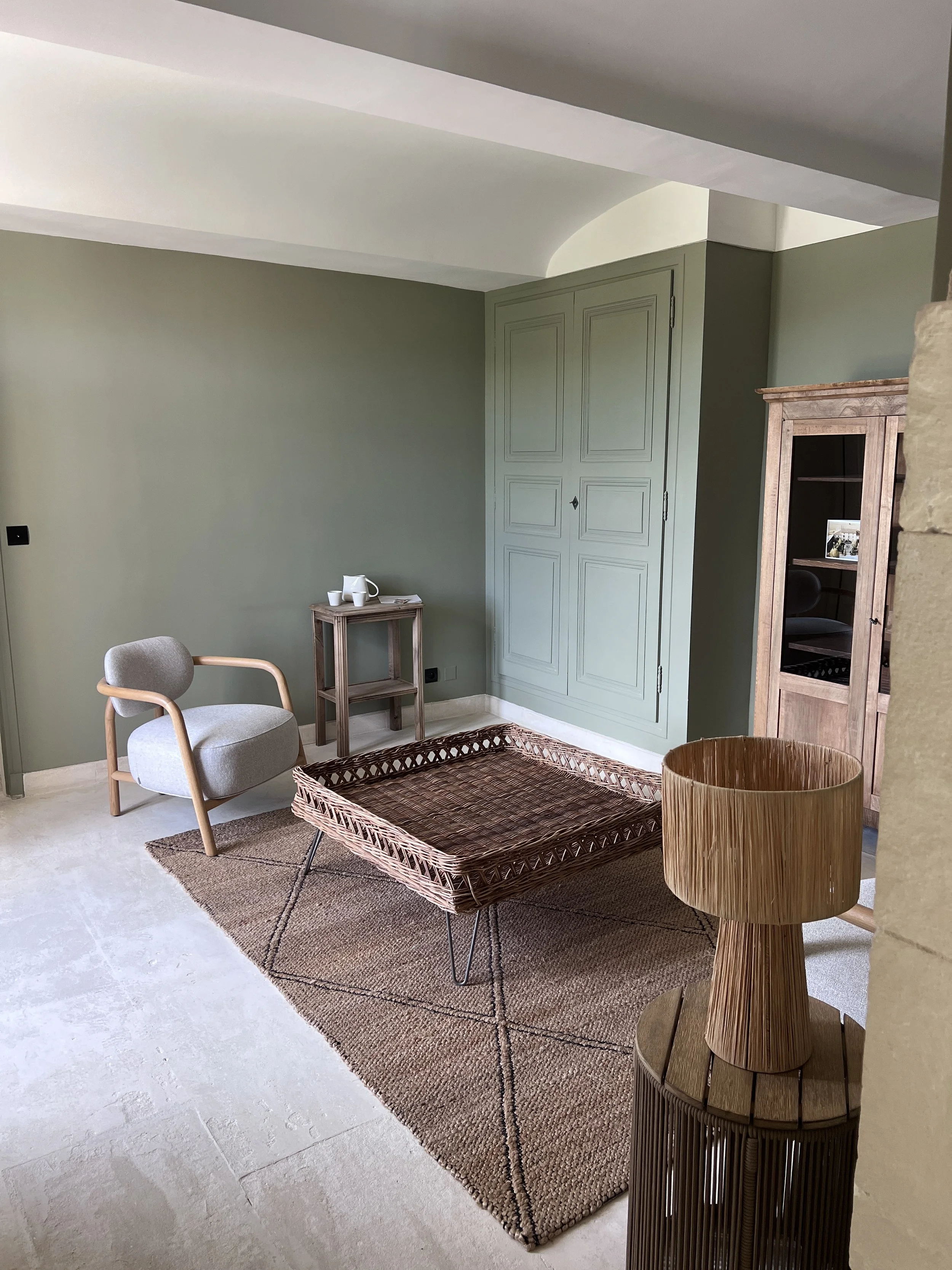 Petit salon cosy et élégant du mas en Drôme provençale. Un cocon raffiné pour se reposer ou échanger lors de la retraite Yoga & Numérologie.