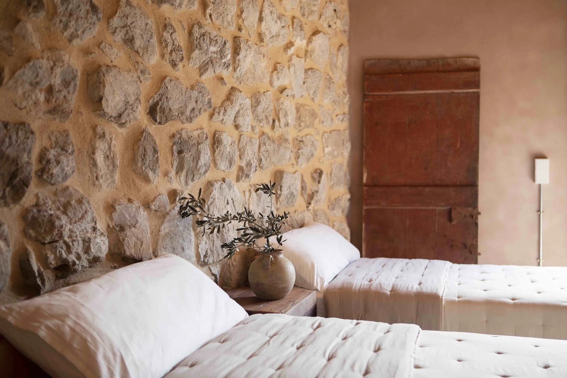 Chambre twin confortable au refuge — hébergement retraite yoga Pyrénées espagnoles tout confort