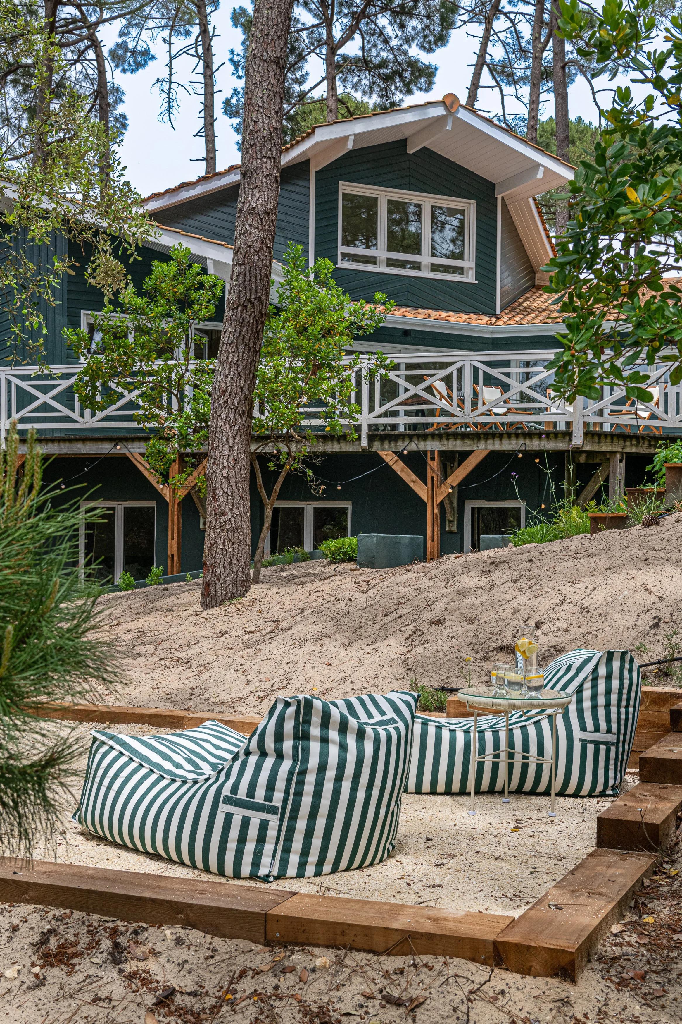 Villa en bois nichée au cœur de la forêt landaise, lieu d’accueil de la retraite yoga & surf, entre océan, nature et confort.