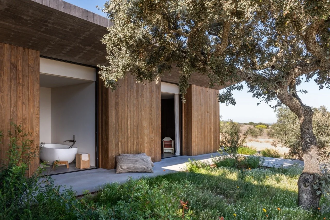 Baignoire ouverte sur la terrasse, sous le chêne — hébergement haut de gamme retraite yoga Portugal