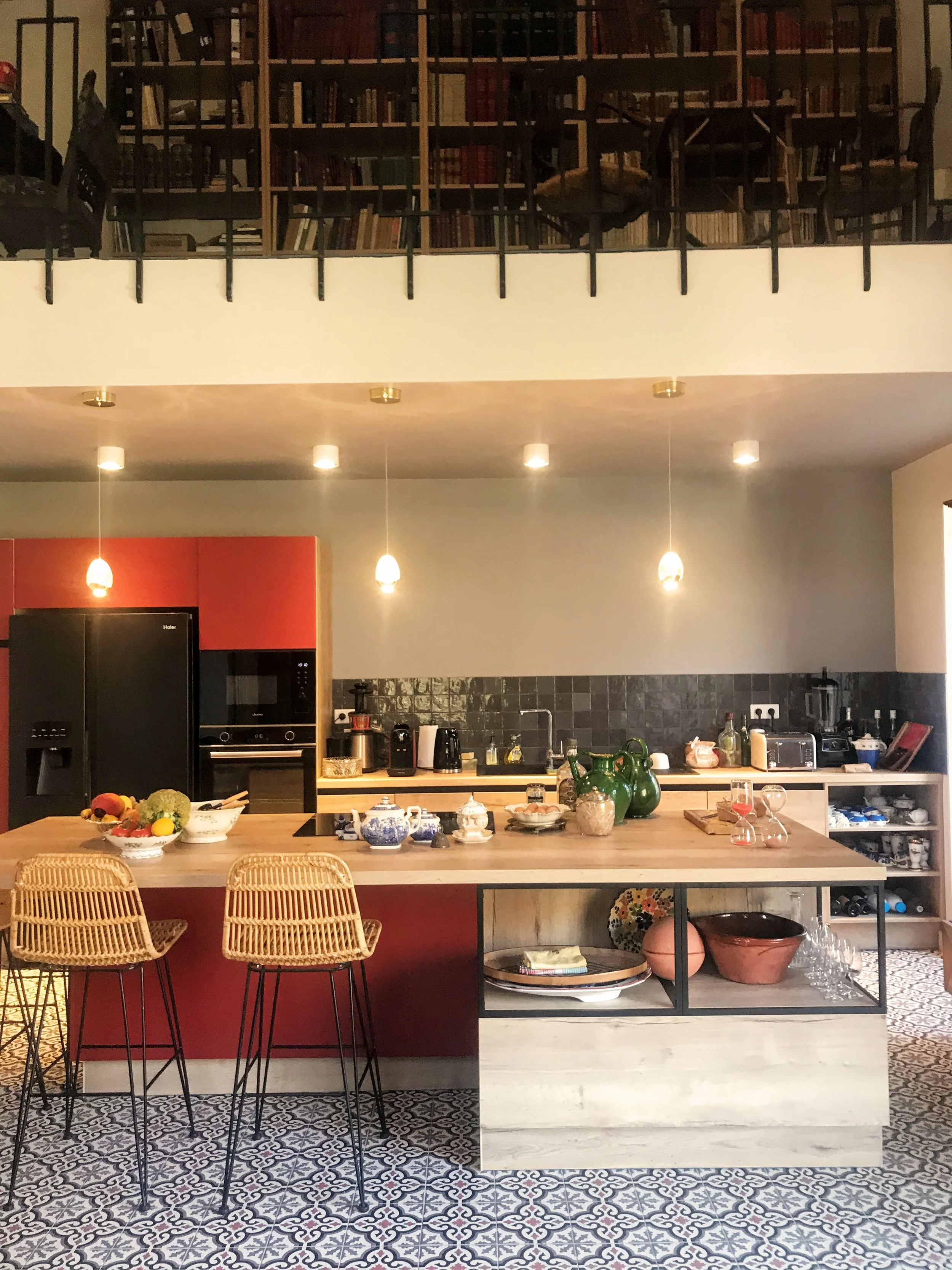 Cuisine partagée dans le lieu d’accueil, espace de vie chaleureux pour des repas végétariens et de belles discussions.